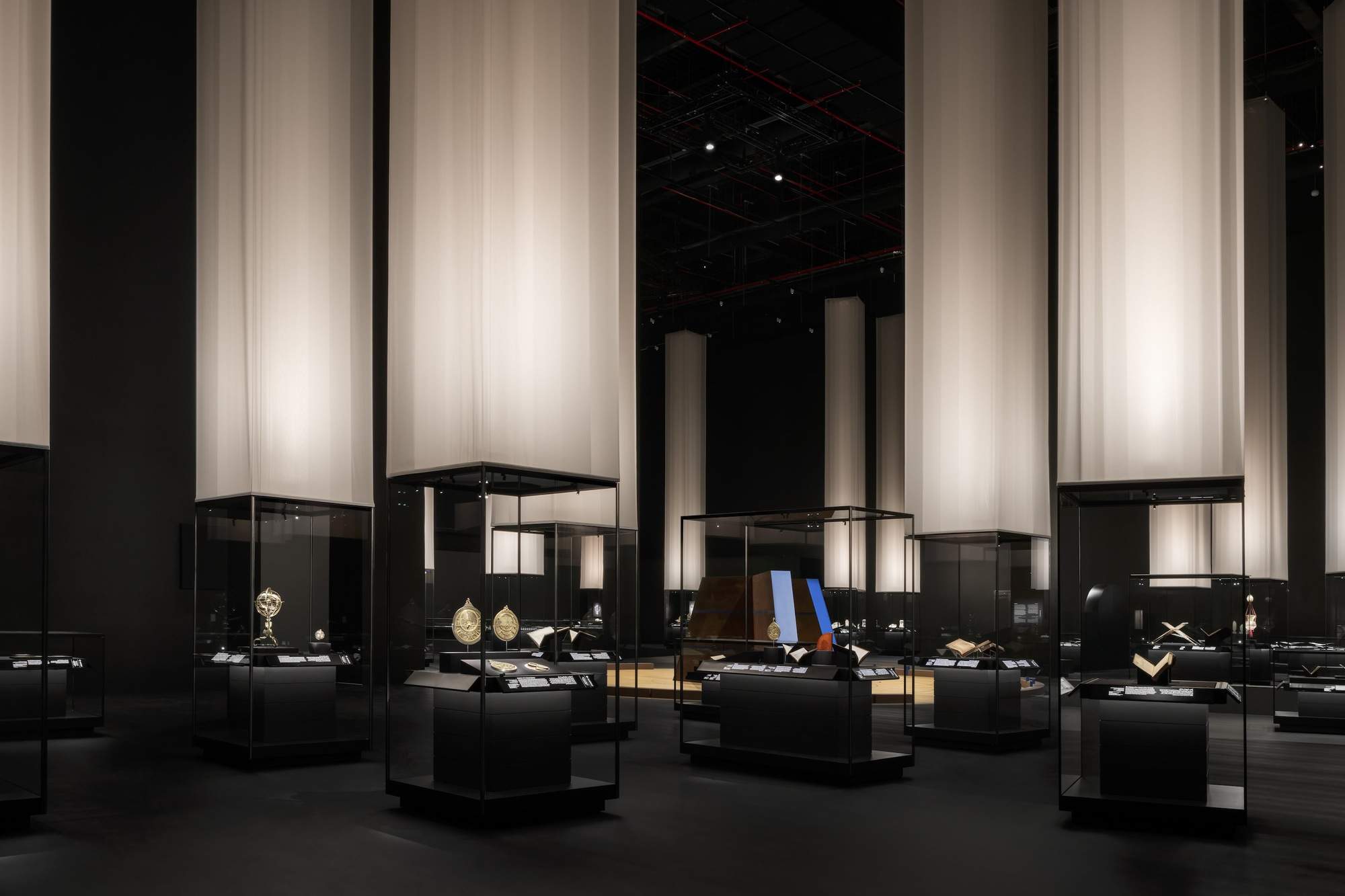 2025 年伊斯兰艺术双年展的场景设计 / OMA