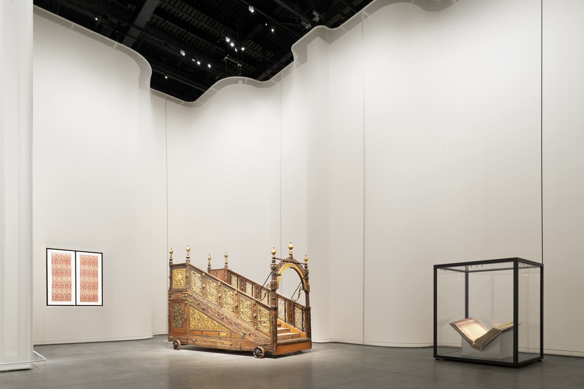 2025 年伊斯兰艺术双年展的场景设计 / OMA