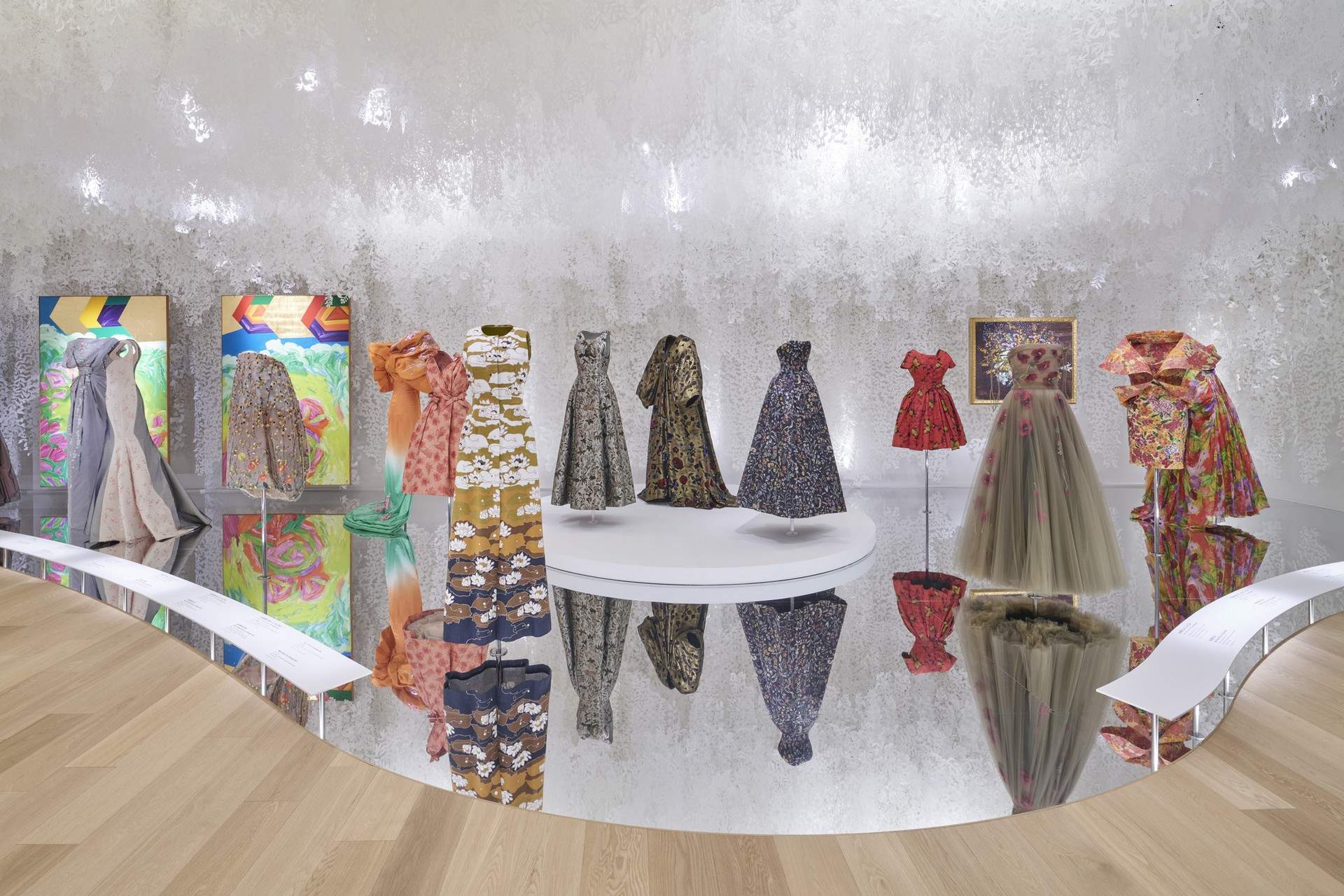 “克里斯蒂安·迪奥：梦之设计师”展览 / OMA