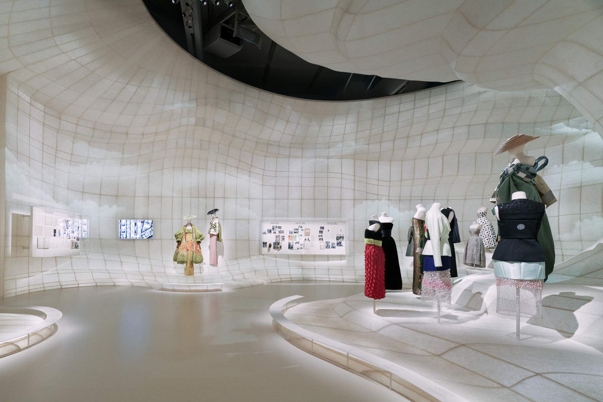 “克里斯蒂安·迪奥：梦之设计师”展览 / OMA