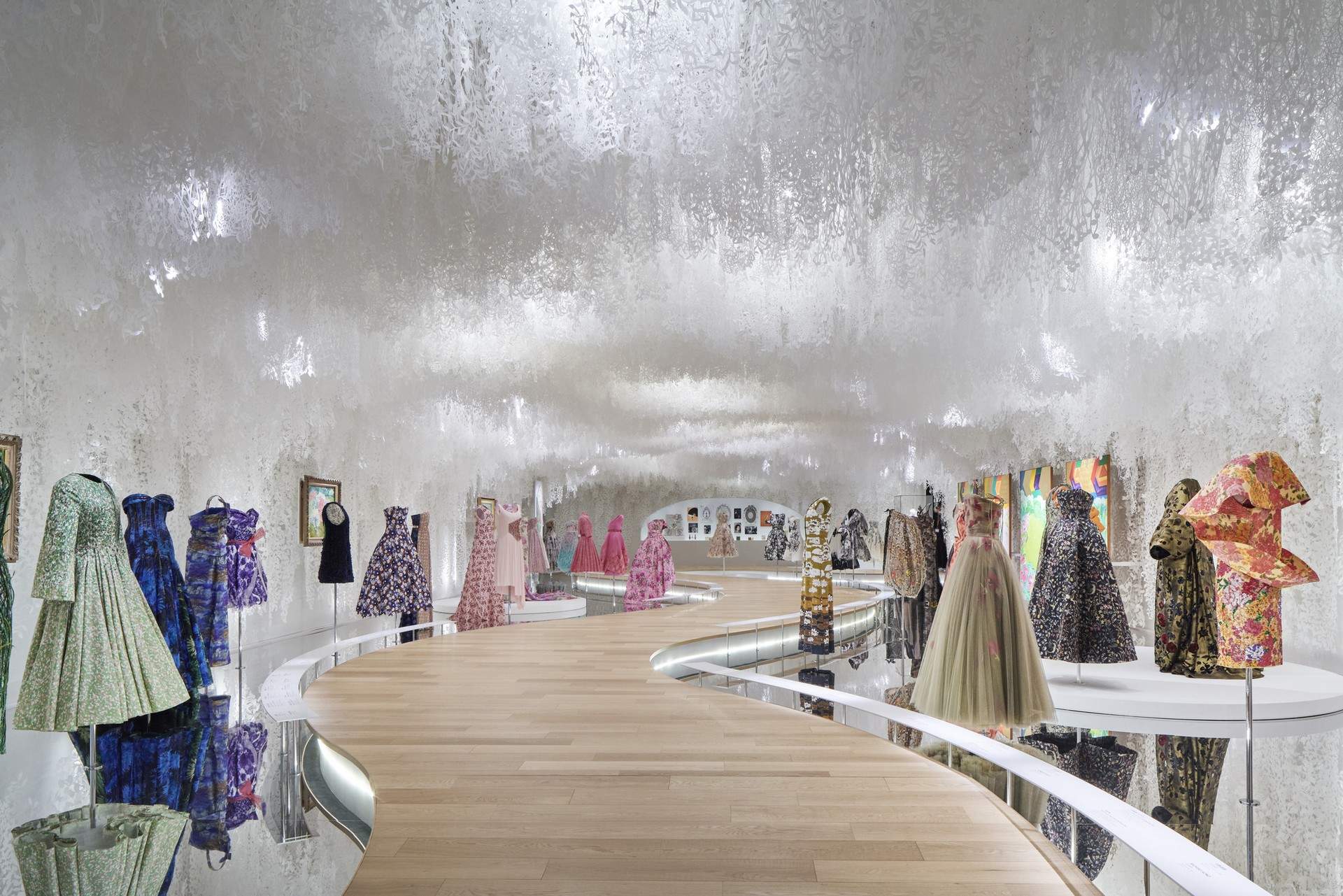 “克里斯蒂安·迪奥：梦之设计师”展览 / OMA