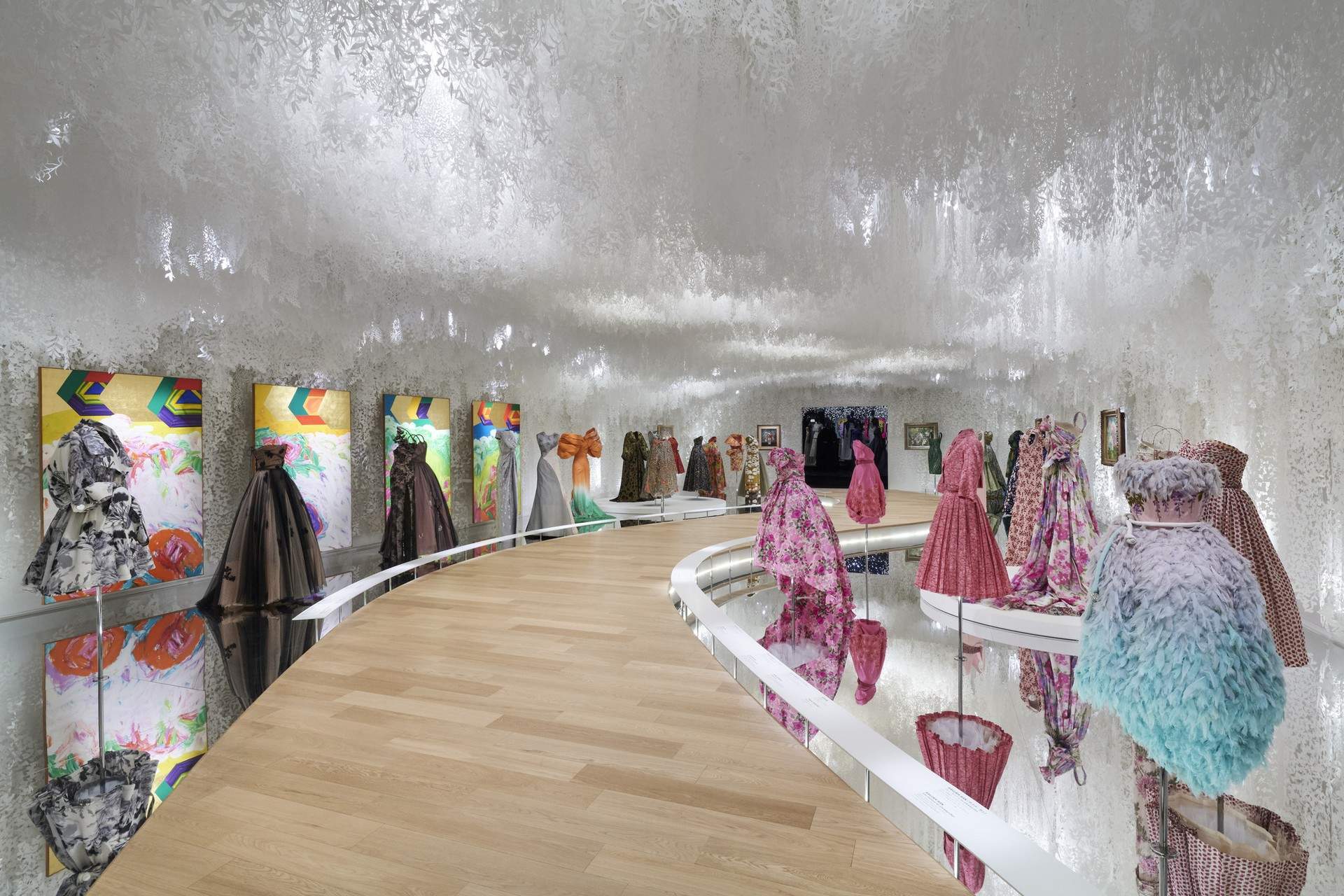 “克里斯蒂安·迪奥：梦之设计师”展览 / OMA