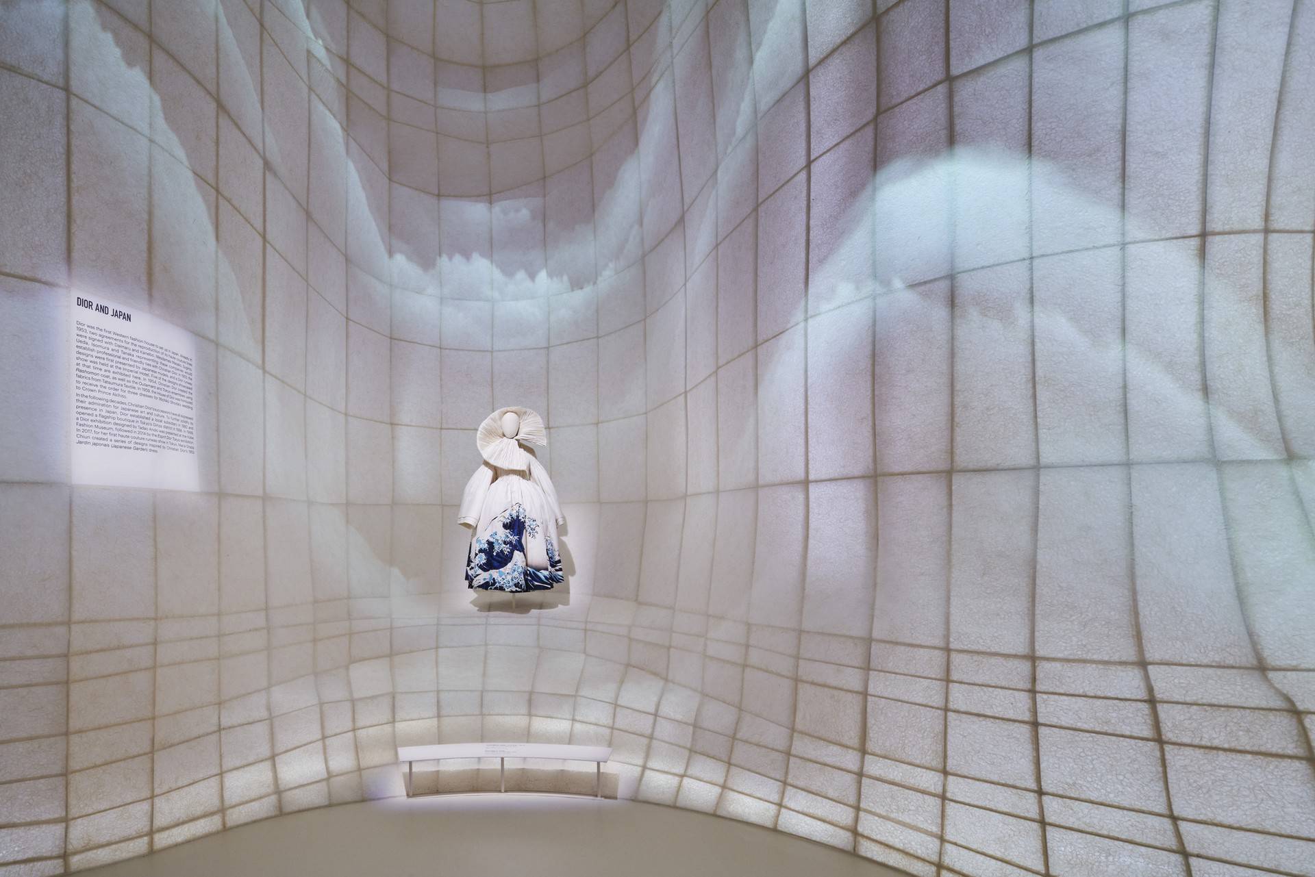 “克里斯蒂安·迪奥：梦之设计师”展览 / OMA