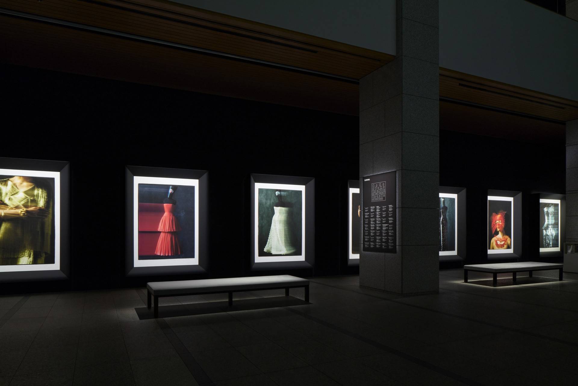 “克里斯蒂安·迪奥：梦之设计师”展览 / OMA