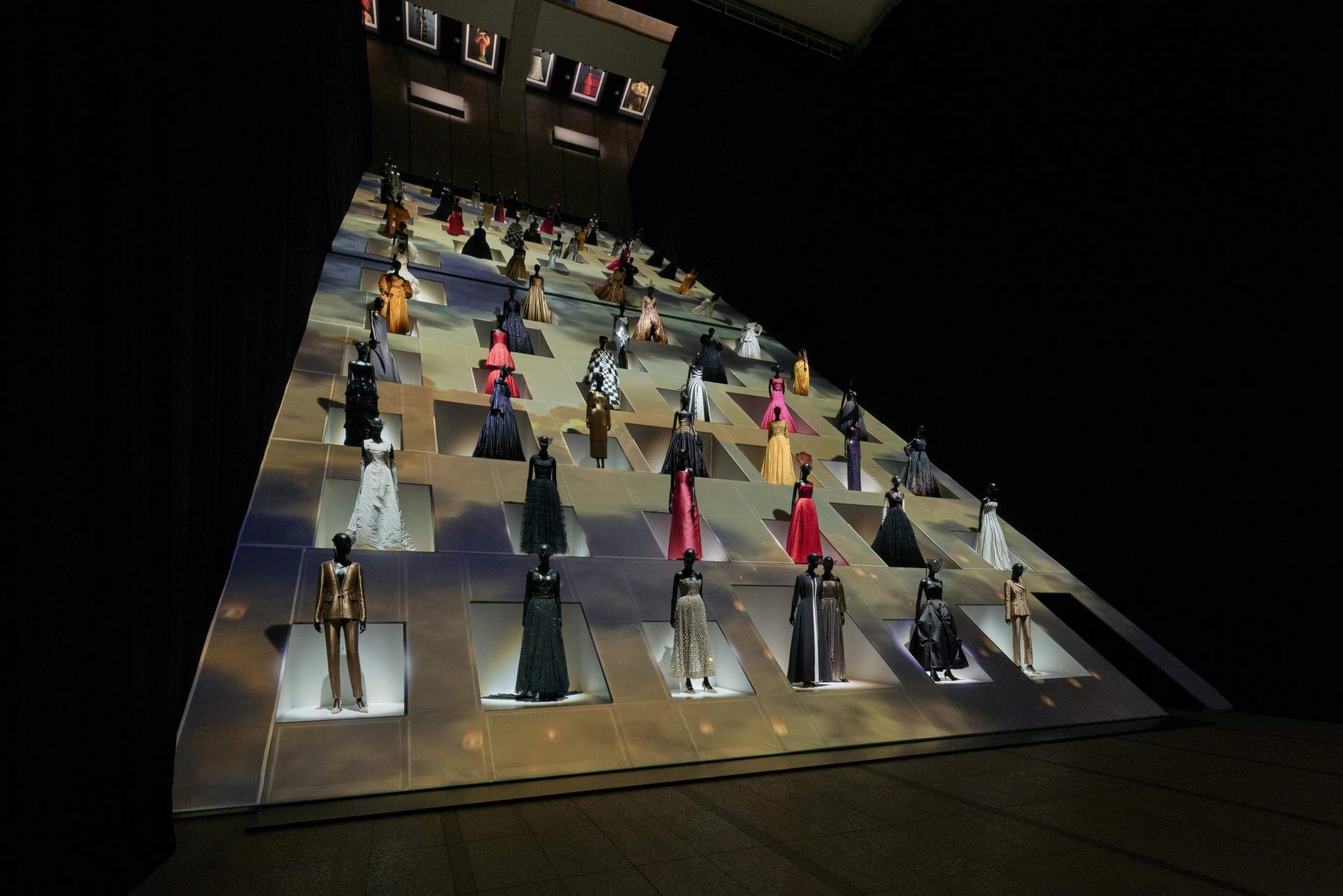 “克里斯蒂安·迪奥：梦之设计师”展览 / OMA