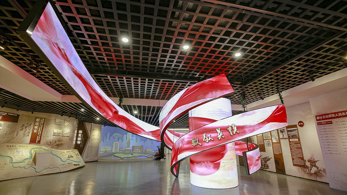 深圳退役军人事务所战友荣誉厅 - 功勋树 环绕式弧形屏幕装置 / 深圳盈天下视觉科技有限公司