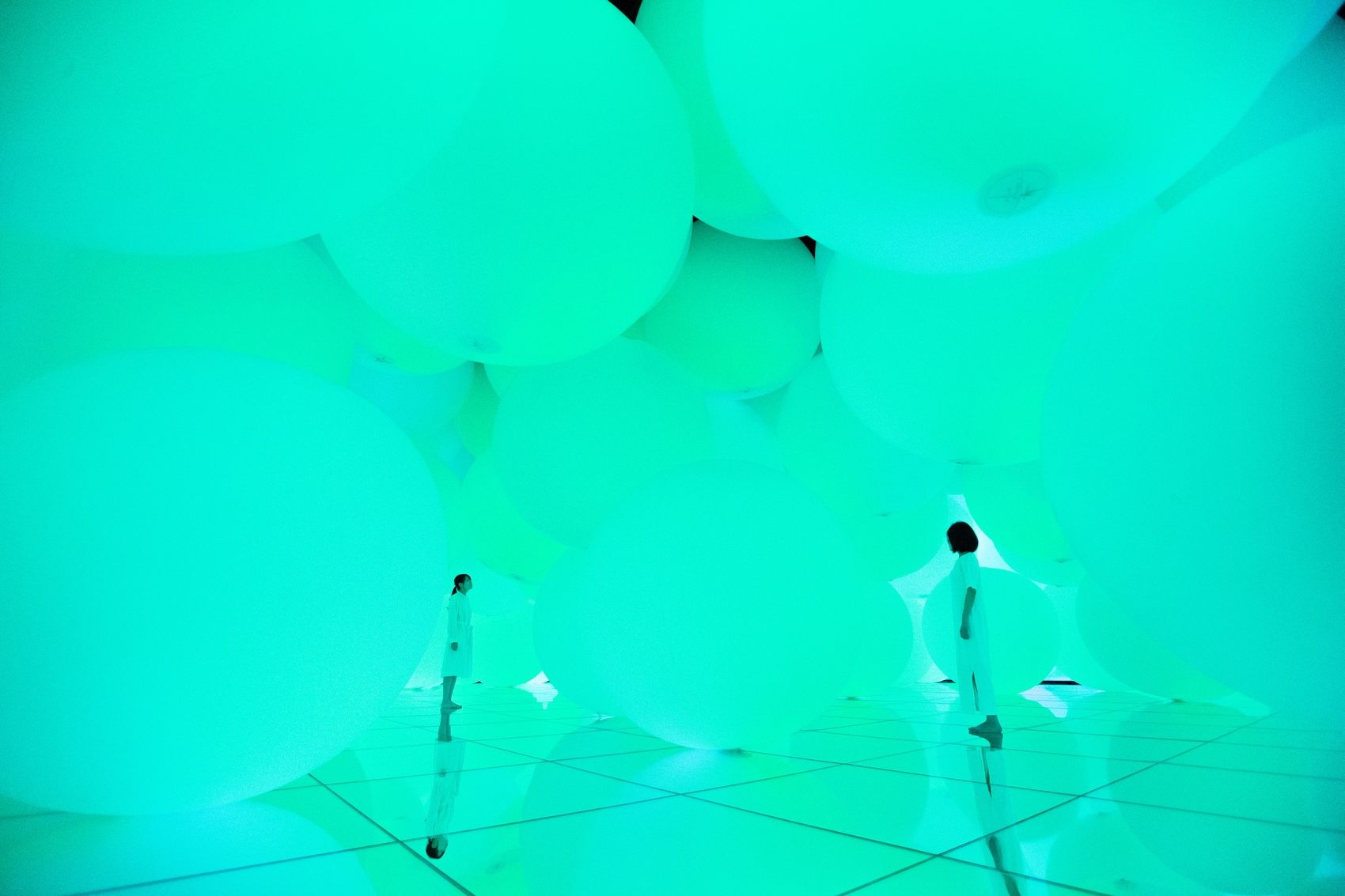 拥有自我意识的变化空间，扩张的立体存在 ── 被平面化的3种颜色与暧昧的9种色彩，自由飘浮 / 澳门teamLab★超自然空间