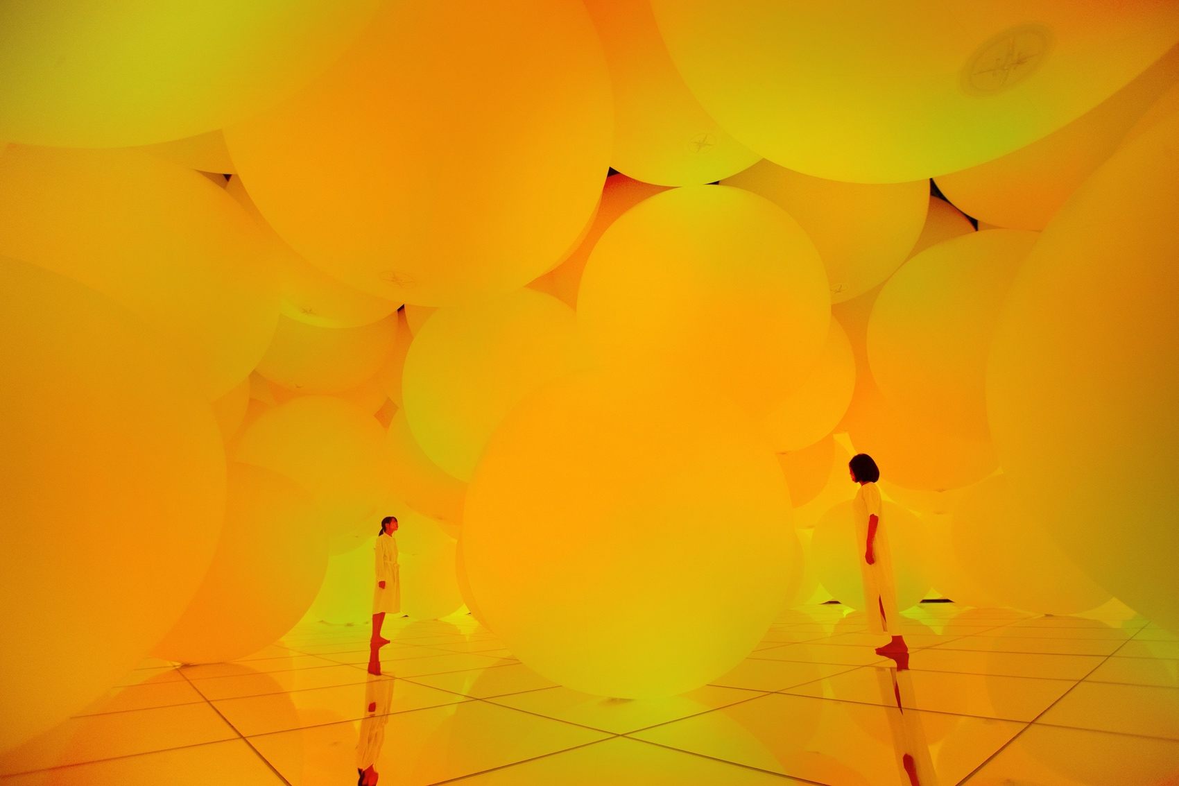 拥有自我意识的变化空间，扩张的立体存在 ── 被平面化的3种颜色与暧昧的9种色彩，自由飘浮 / 澳门teamLab★超自然空间