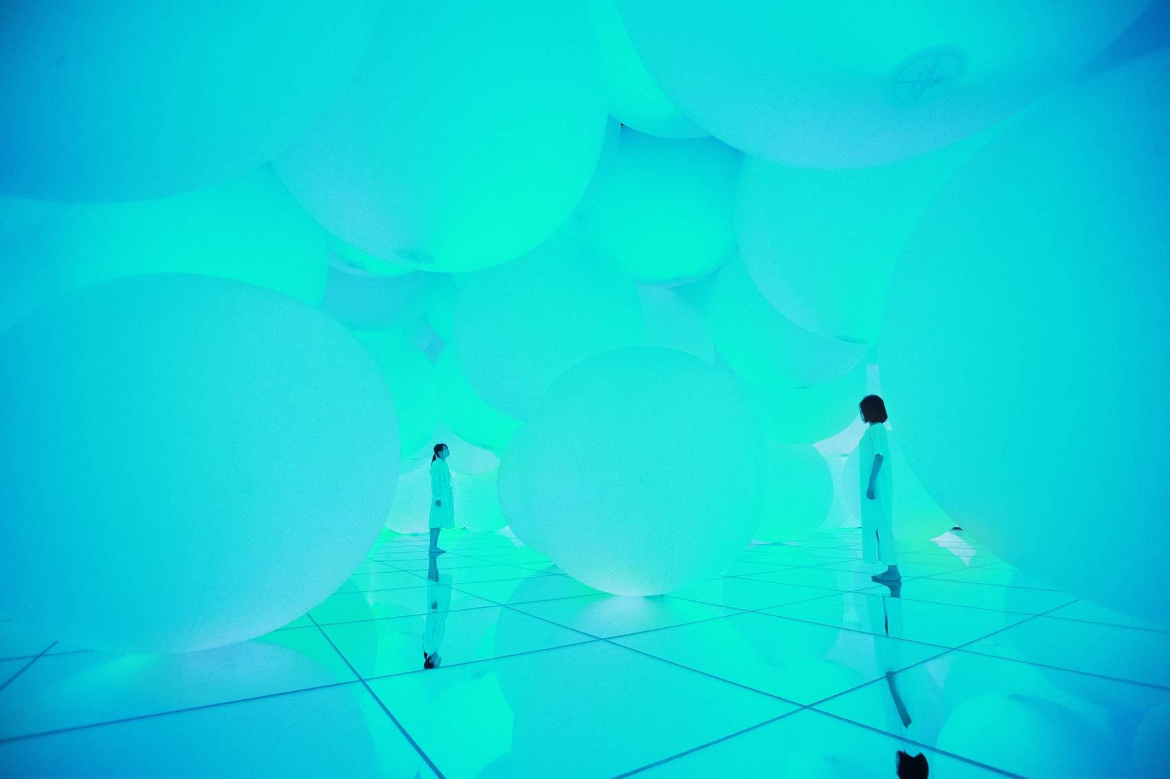 拥有自我意识的变化空间，扩张的立体存在 ── 被平面化的3种颜色与暧昧的9种色彩，自由飘浮 / 澳门teamLab★超自然空间