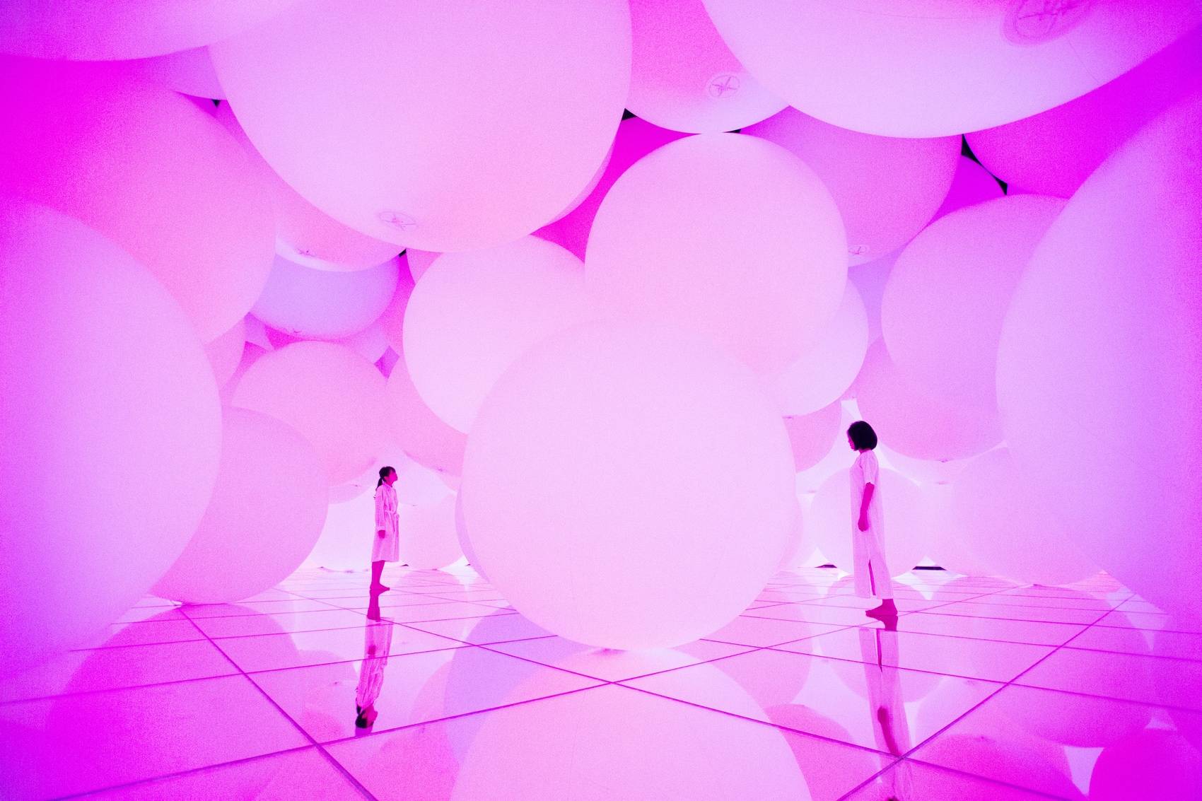 拥有自我意识的变化空间，扩张的立体存在 ── 被平面化的3种颜色与暧昧的9种色彩，自由飘浮 / 澳门teamLab★超自然空间