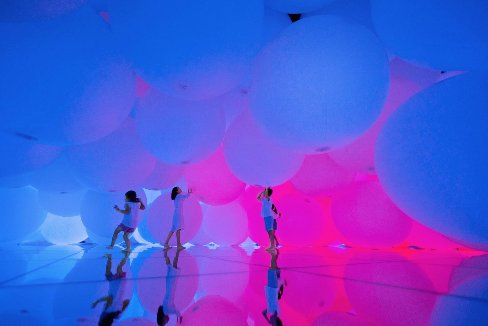 拥有自我意识的变化空间，扩张的立体存在 ── 被平面化的3种颜色与暧昧的9种色彩，自由飘浮 / 澳门teamLab★超自然空间