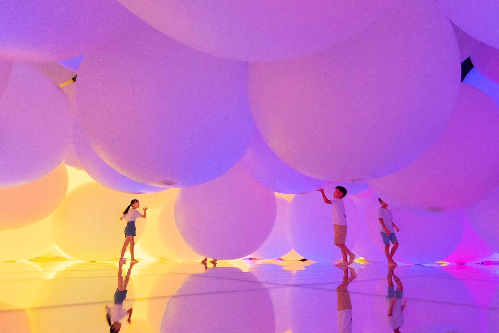 拥有自我意识的变化空间，扩张的立体存在 ── 被平面化的3种颜色与暧昧的9种色彩，自由飘浮 / 澳门teamLab★超自然空间