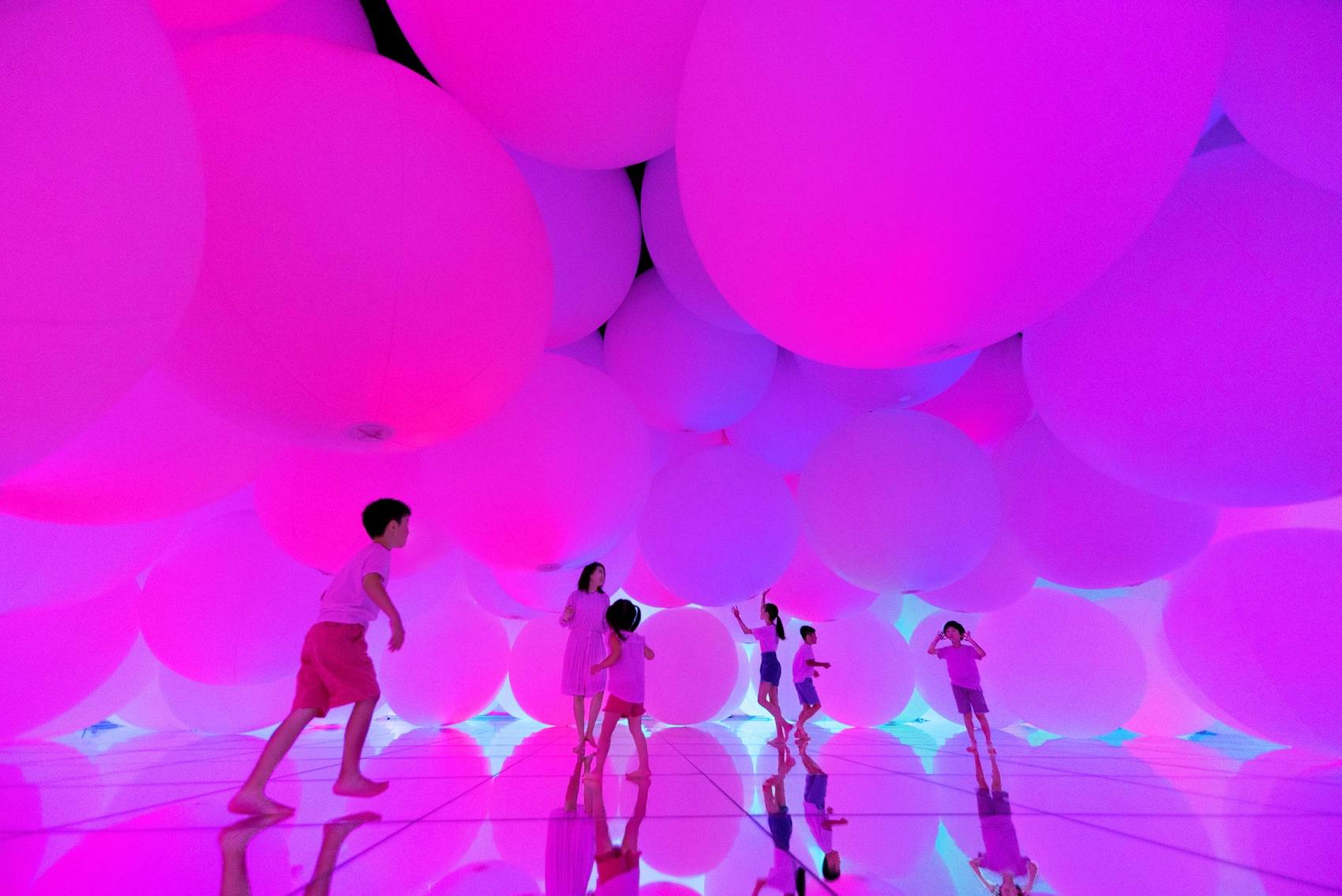 拥有自我意识的变化空间，扩张的立体存在 ── 被平面化的3种颜色与暧昧的9种色彩，自由飘浮 / 澳门teamLab★超自然空间