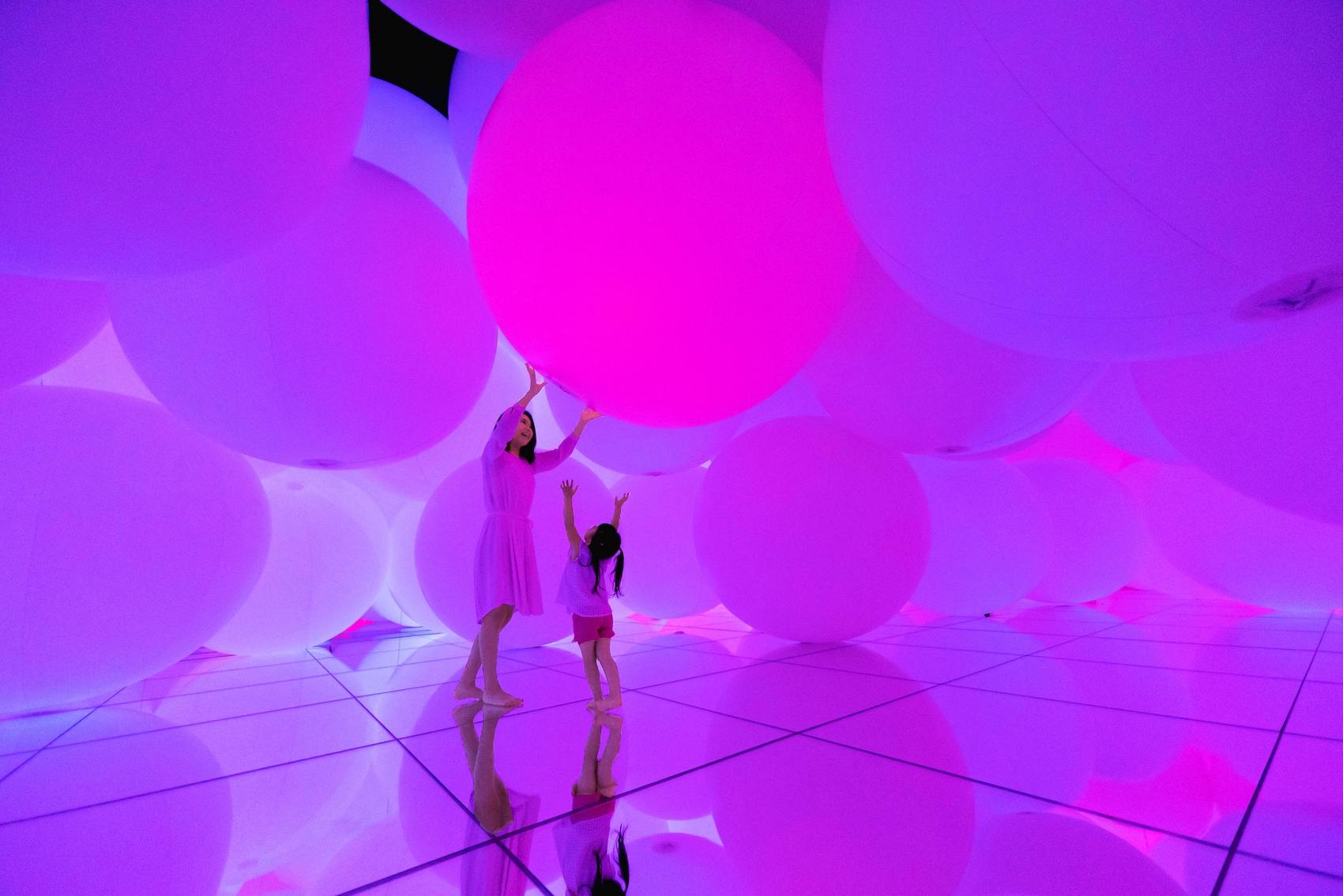 拥有自我意识的变化空间，扩张的立体存在 ── 被平面化的3种颜色与暧昧的9种色彩，自由飘浮 / 澳门teamLab★超自然空间