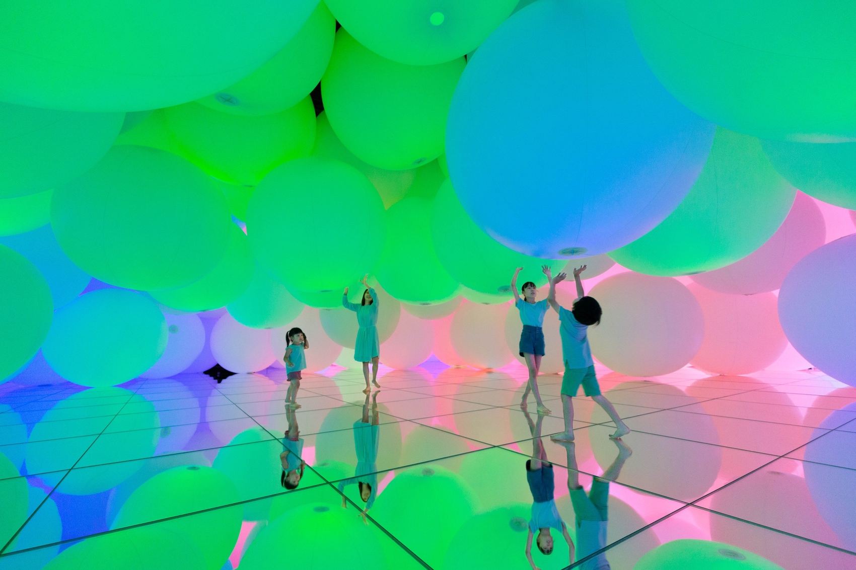 拥有自我意识的变化空间，扩张的立体存在 ── 被平面化的3种颜色与暧昧的9种色彩，自由飘浮 / 澳门teamLab★超自然空间