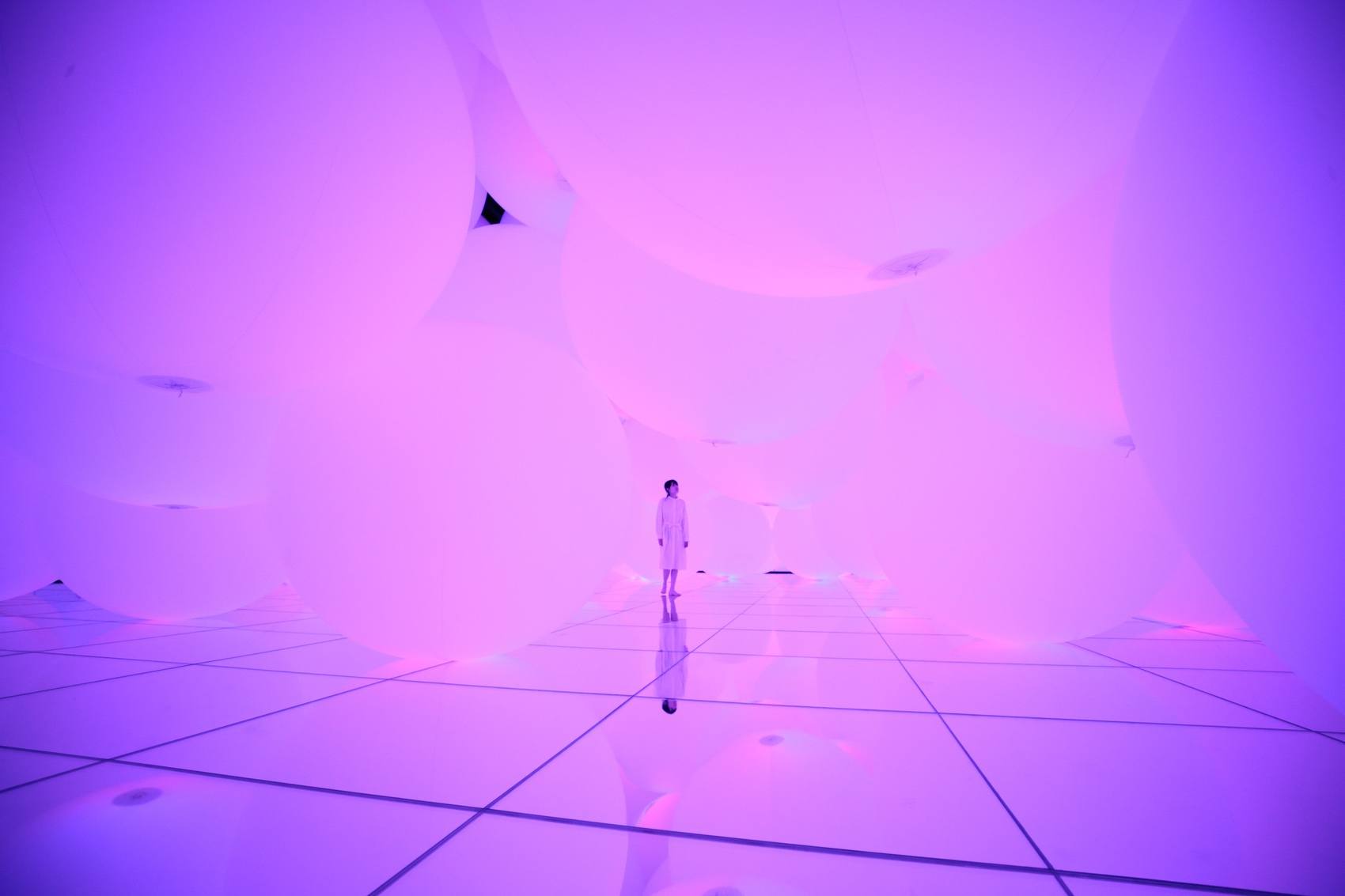 拥有自我意识的变化空间，扩张的立体存在 ── 被平面化的3种颜色与暧昧的9种色彩，自由飘浮 / 澳门teamLab★超自然空间