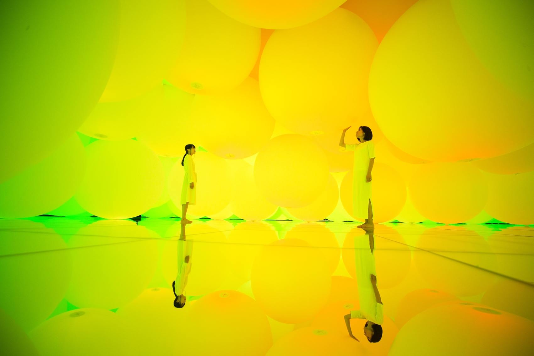 拥有自我意识的变化空间，扩张的立体存在 ── 被平面化的3种颜色与暧昧的9种色彩，自由飘浮 / 澳门teamLab★超自然空间