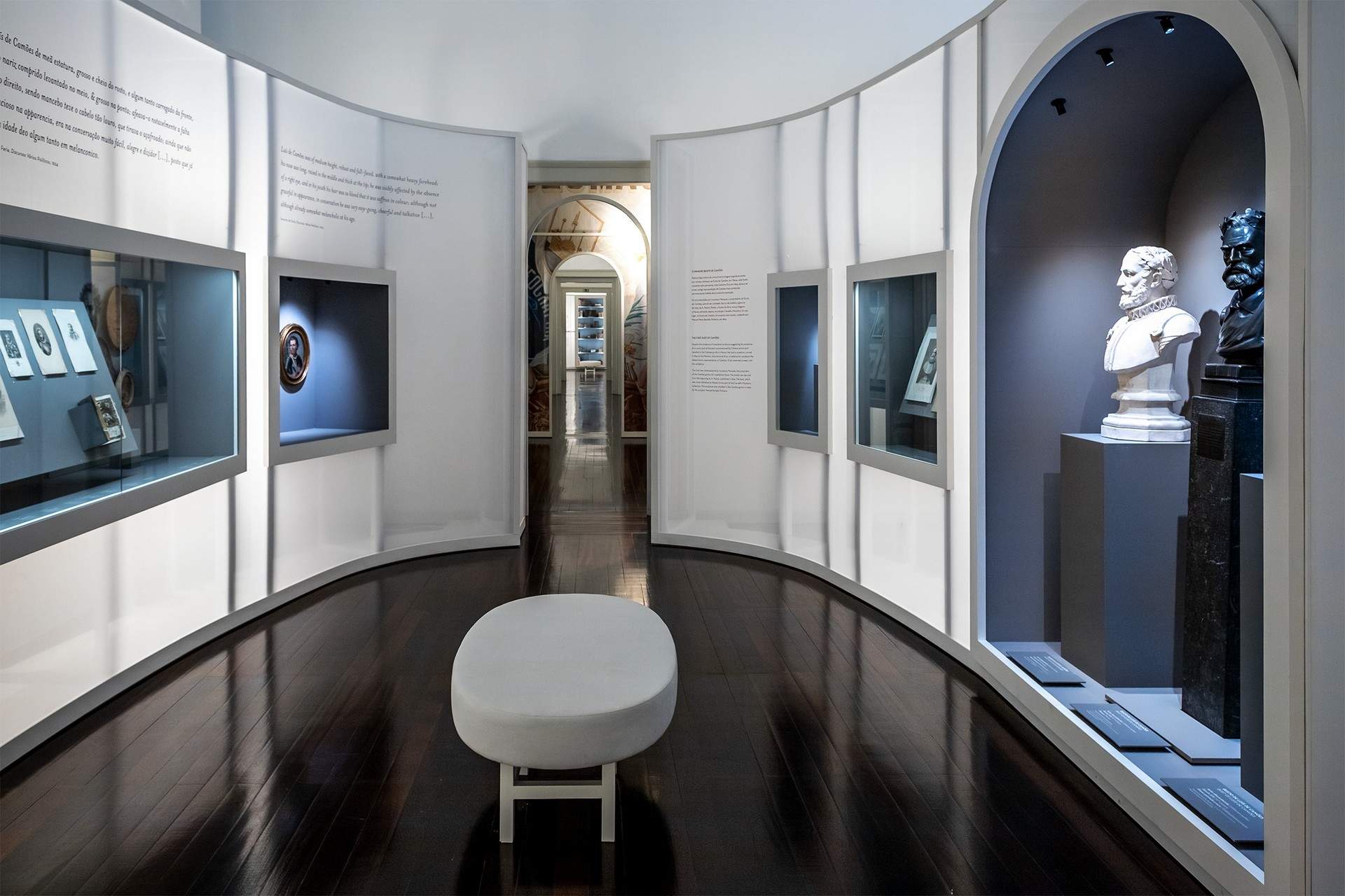 卡瓦略·蒙泰罗 (Carvalho Monteiro) 的卡蒙尼亚收藏——诗人的白色舞台布景 / P 06 studio