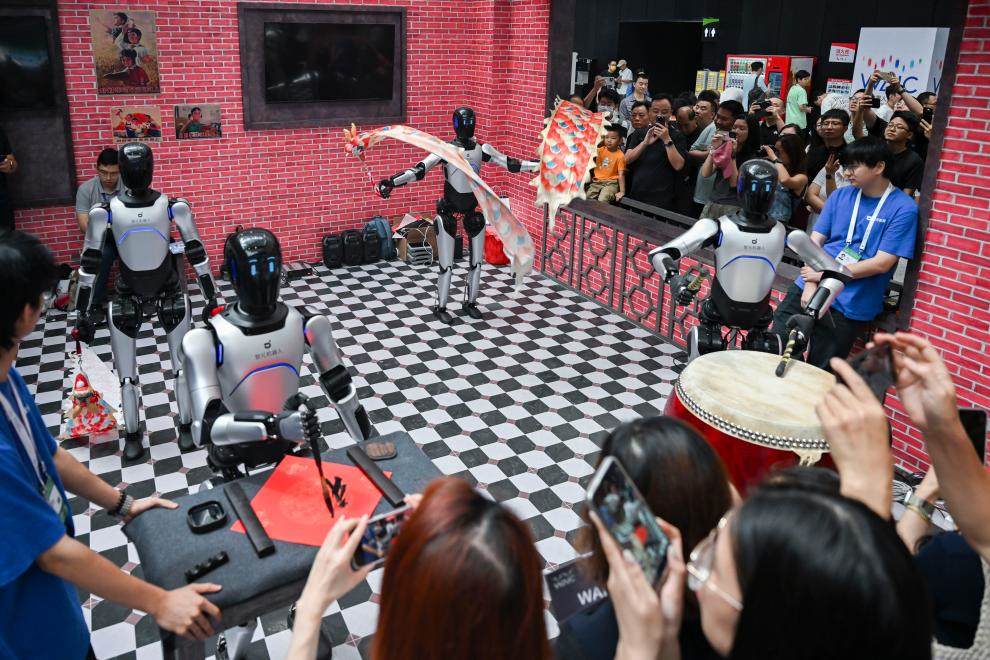 上海丨会格斗、能书法、懂干活——世界人工智能大会机器人亮点纷呈