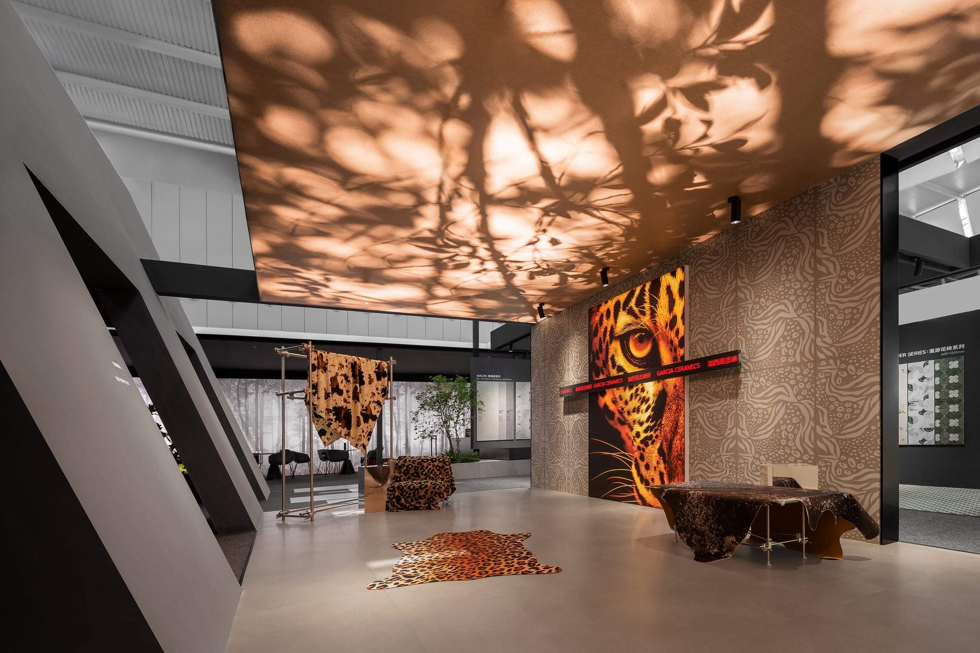自然切片——东方意境与野性实验的共生 | 新锦成生态融创馆 / MOC DESIGN