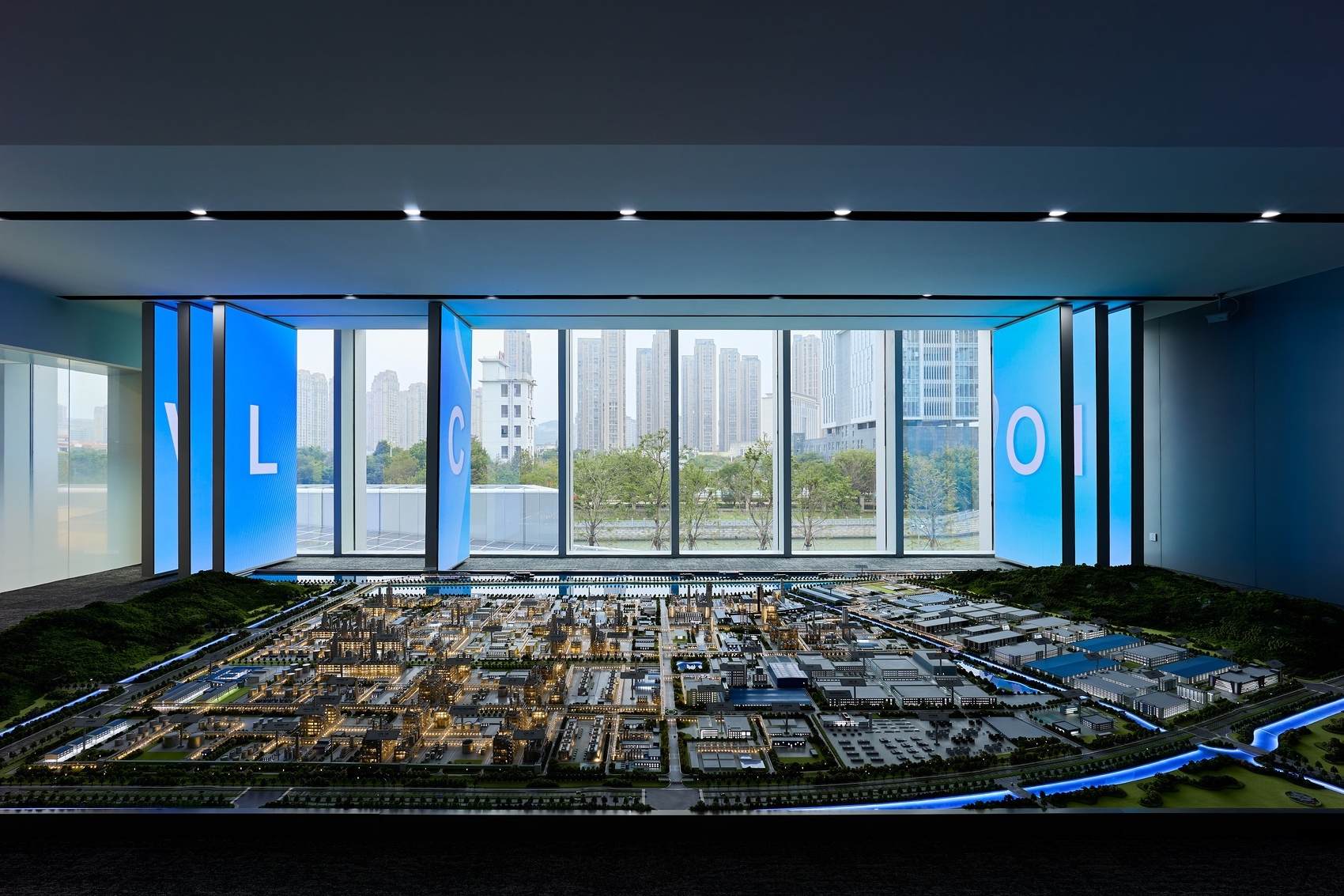 福州，恒申集团「大隐于市」体验中心：32组升降盒子解构化工产业隐形脉络 / VAVESTUDIO