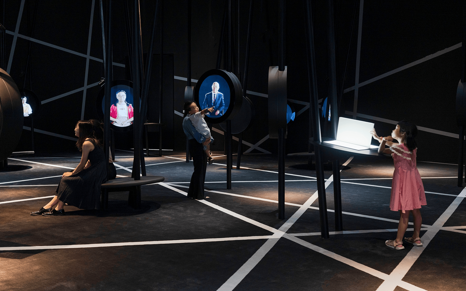 ATELIER BRÜCKNER × 四大极具影响力作品｜叙事与空间设计的极致融合