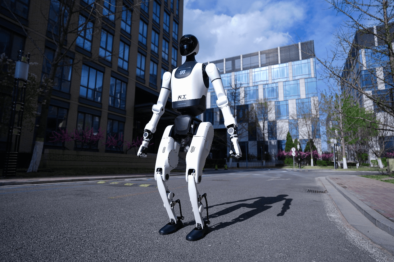 北京丨“天工2.0”入职展厅导览员第一天——全自主无人化人形机器人导览解决方案在北京亦庄发布