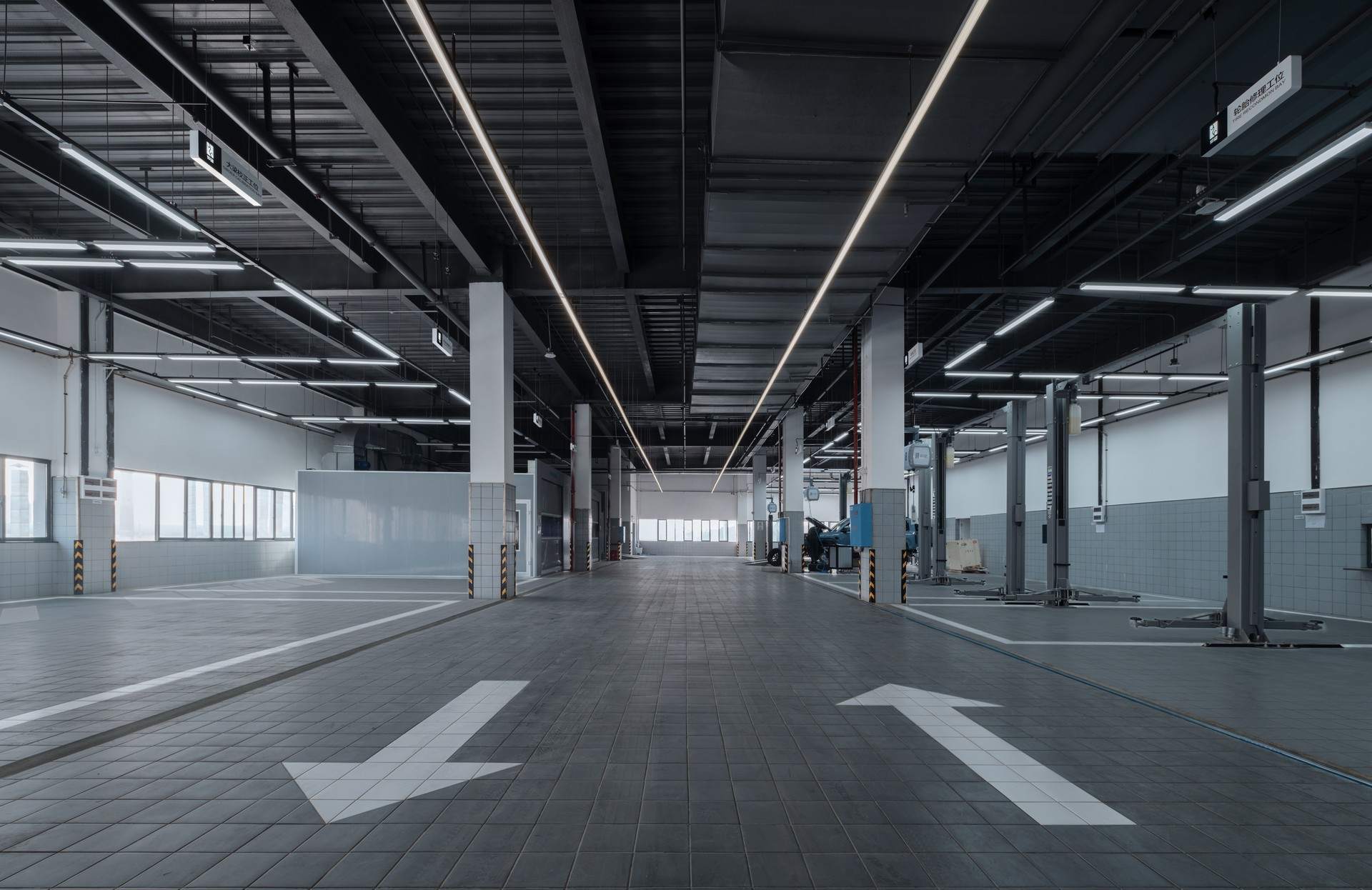 长沙比亚迪仰望汽车超级旗舰中心店 / FORMS方世