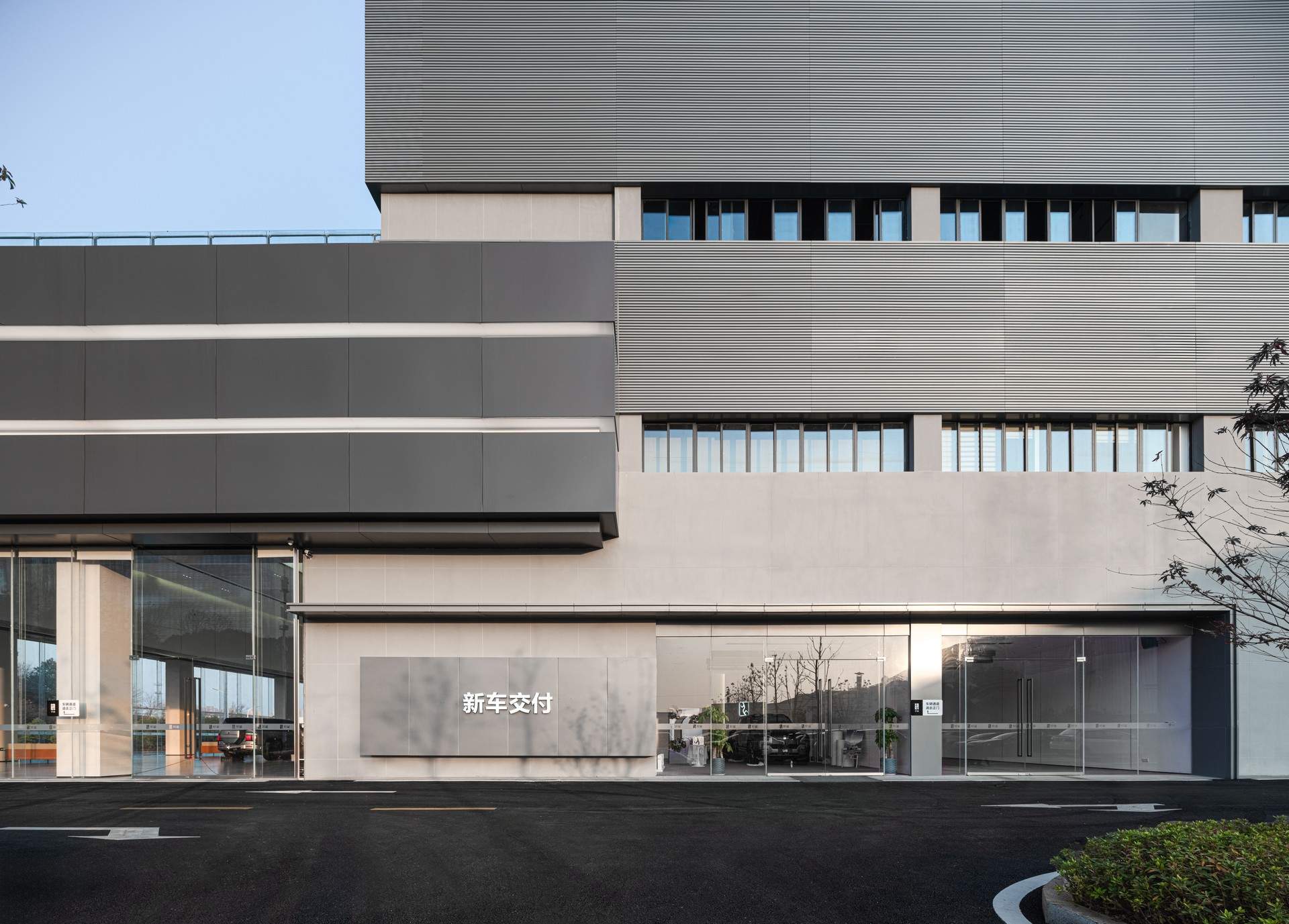 长沙比亚迪仰望汽车超级旗舰中心店 / FORMS方世