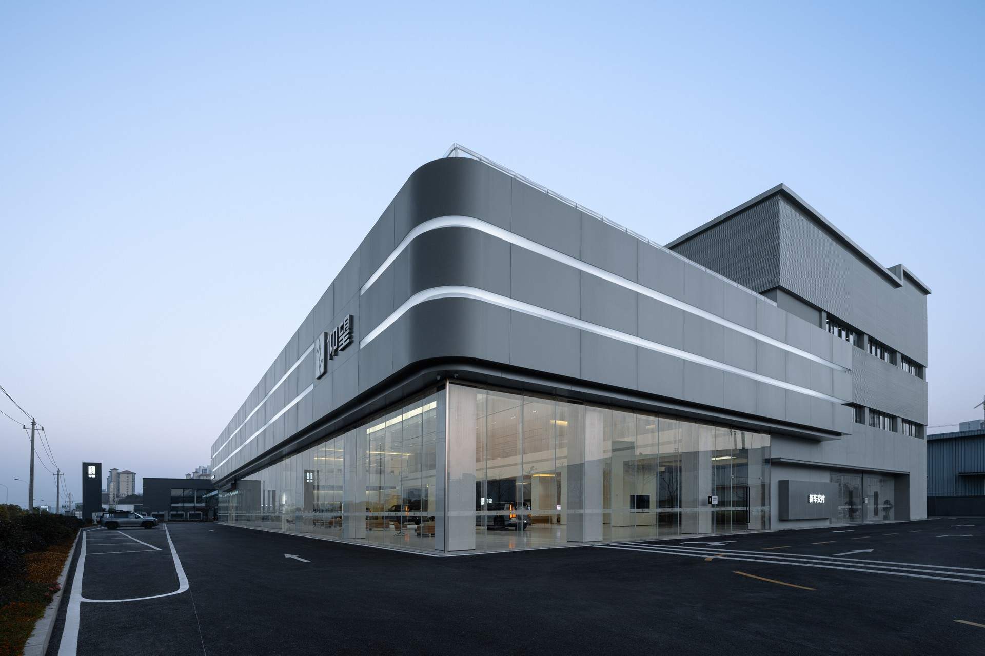 长沙比亚迪仰望汽车超级旗舰中心店 / FORMS方世