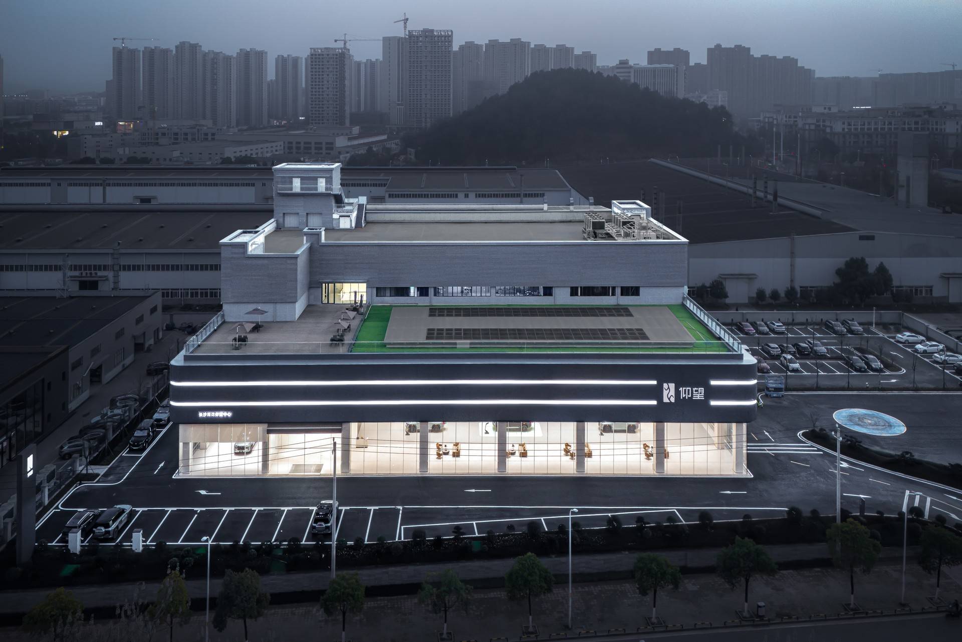 长沙比亚迪仰望汽车超级旗舰中心店 / FORMS方世