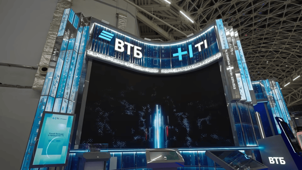 俄罗斯创新金融科技论坛Finopolis 2025，T1展位打造的大小屏联动 多屏互动展项 / Inty++