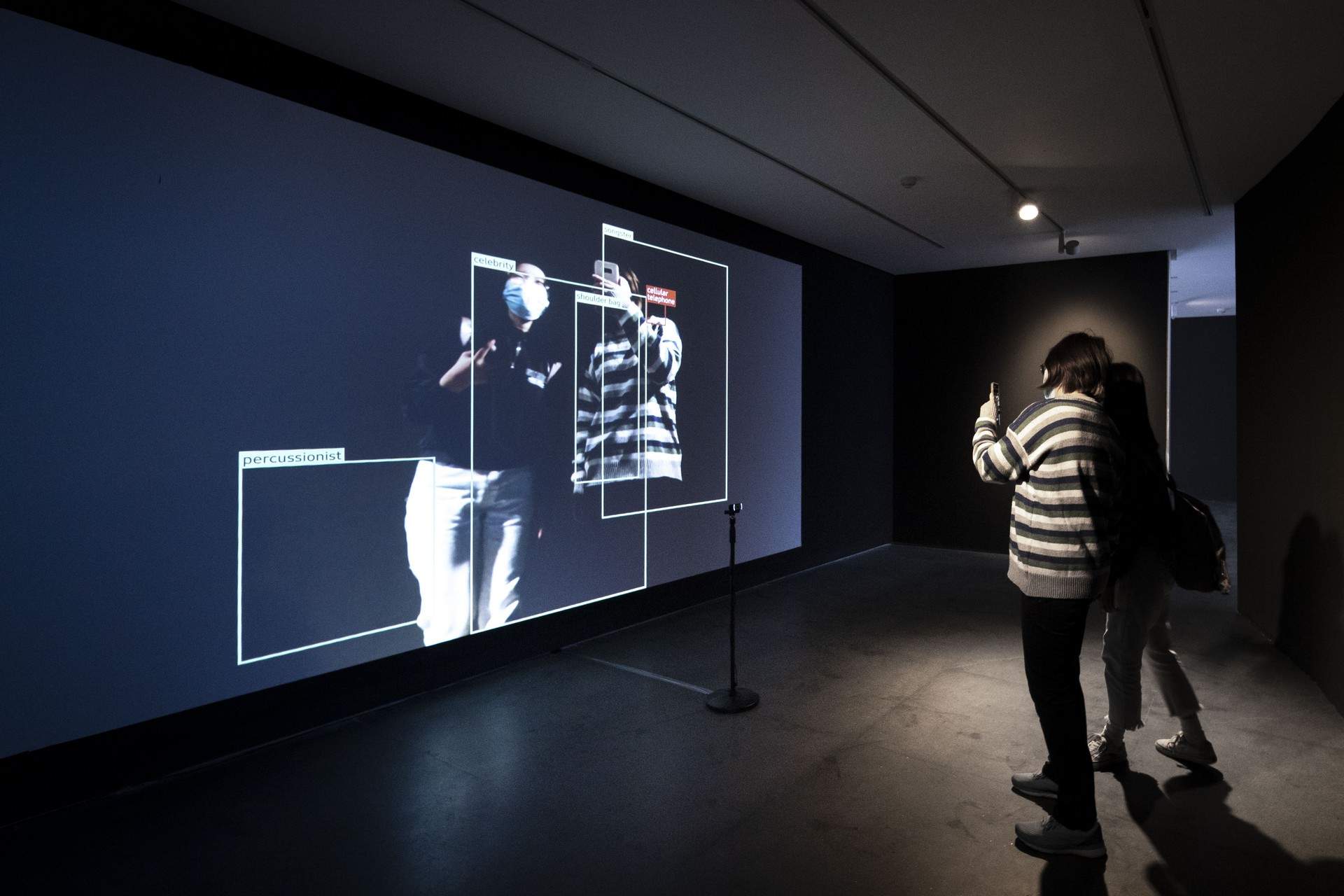 《有趣的世界》装置二:AI驱动的交互式叙事装置 / 某集体ART+TECH