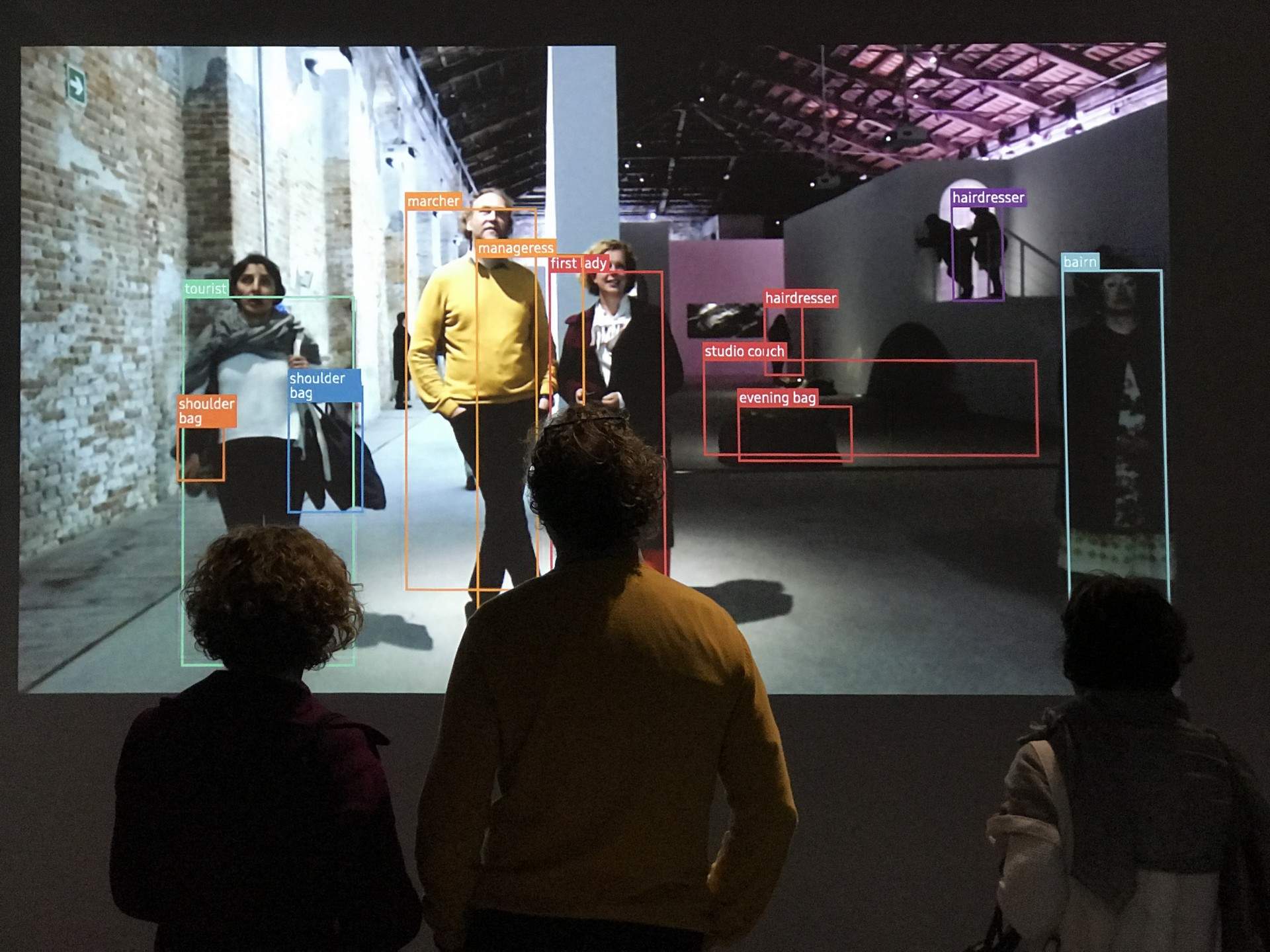 《有趣的世界》装置二:AI驱动的交互式叙事装置 / 某集体ART+TECH