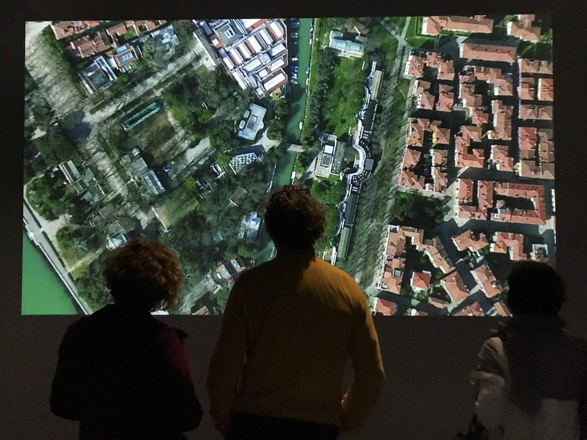 《有趣的世界》装置二:AI驱动的交互式叙事装置 / 某集体ART+TECH