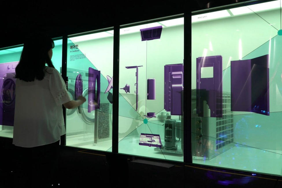 韩国浦项钢铁展厅2楼 互动透明屏环绕空间 / SIGONGtech