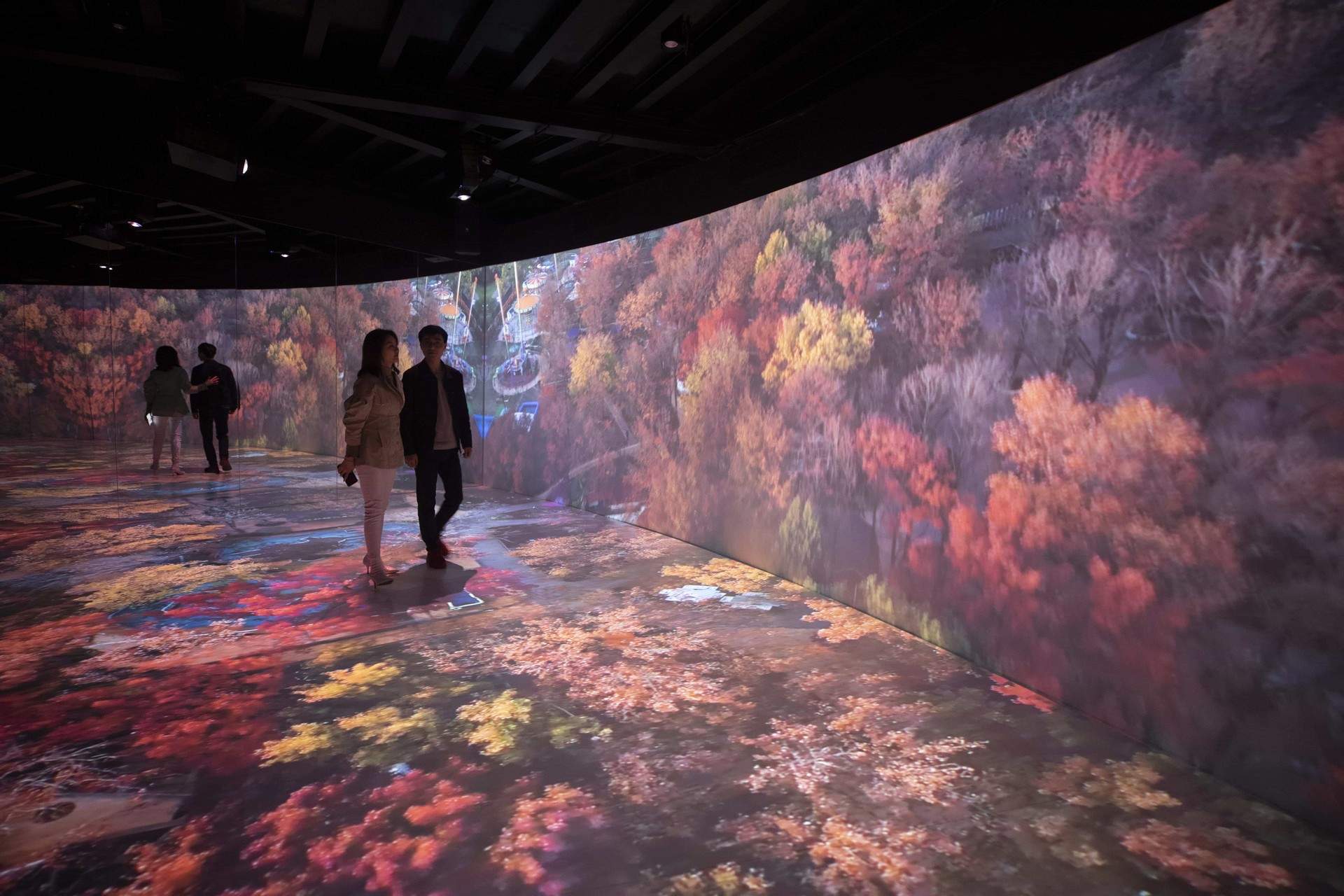 企业馆里的游园体验 - 武汉地产集团品牌馆 / 直径叙事设计