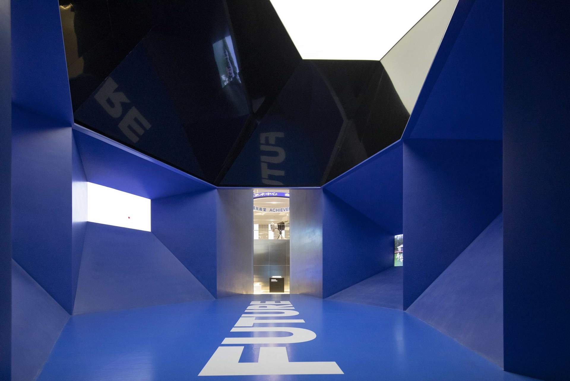 企业馆里的游园体验 - 武汉地产集团品牌馆 / 直径叙事设计