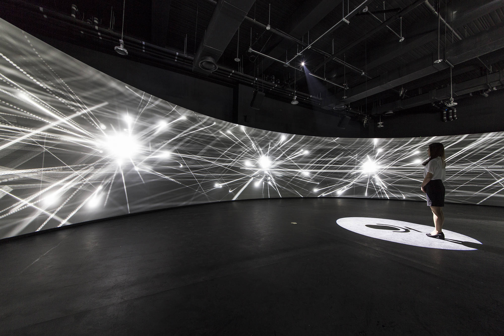 AI 孵化器,大型弧面屏幕 互动媒体艺术 / SIGONGtech