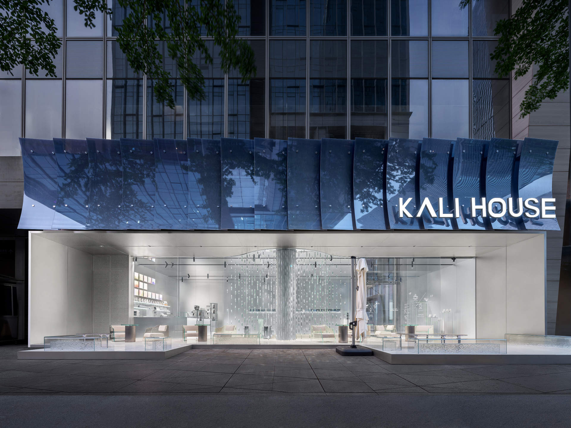 深圳，KALI HOUSE：一座由玻璃与反射定义的透明咖啡厅与展厅 / MOC DESIGN