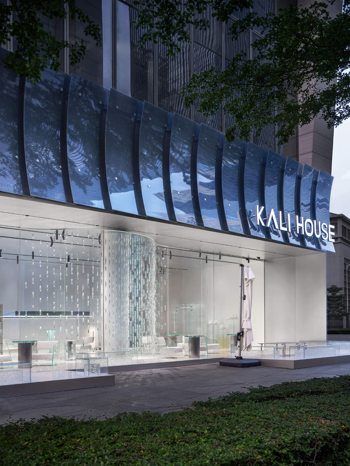 深圳，KALI HOUSE：一座由玻璃与反射定义的透明咖啡厅与展厅 / MOC DESIGN