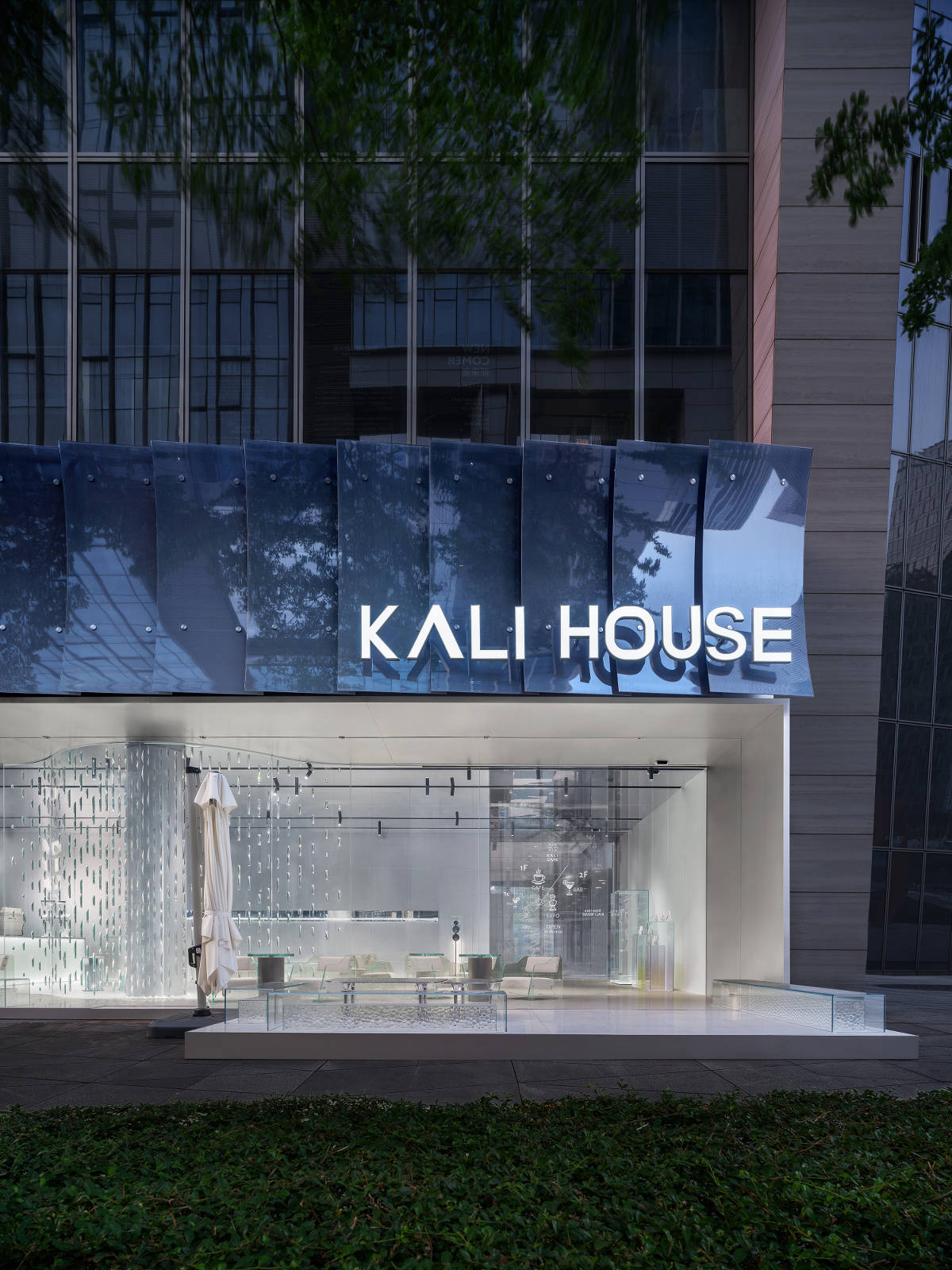 深圳，KALI HOUSE：一座由玻璃与反射定义的透明咖啡厅与展厅 / MOC DESIGN