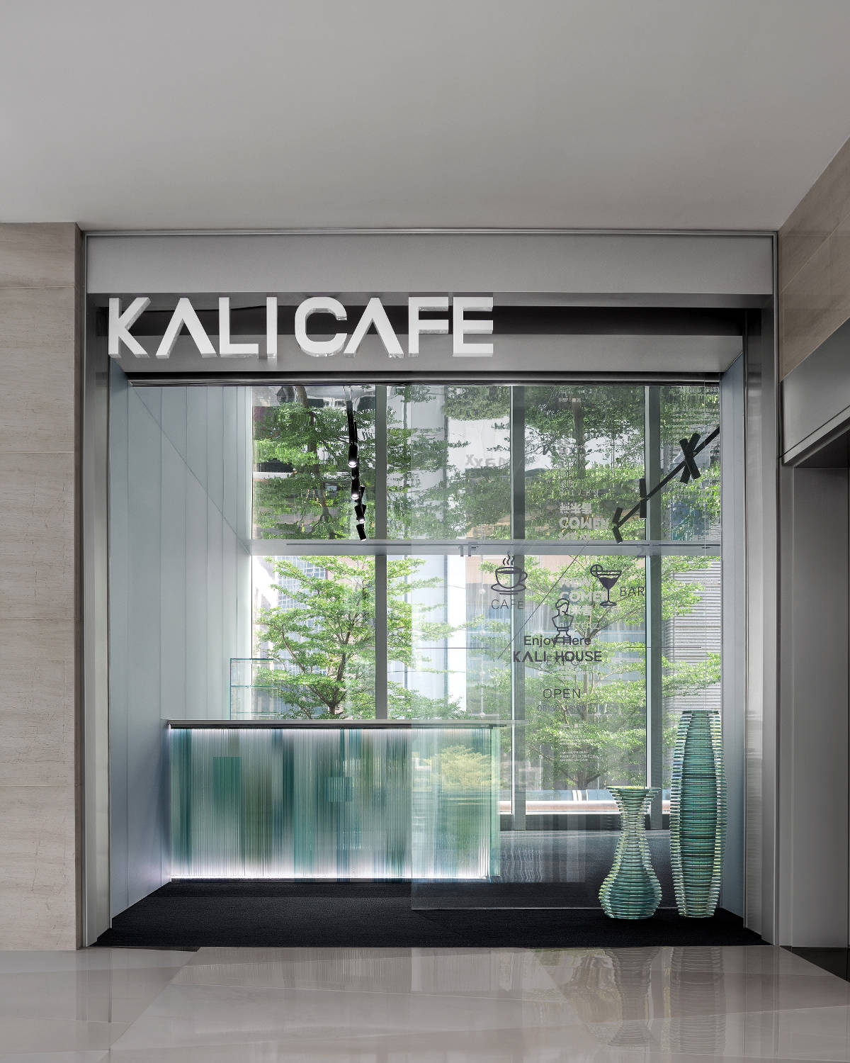 深圳，KALI HOUSE：一座由玻璃与反射定义的透明咖啡厅与展厅 / MOC DESIGN