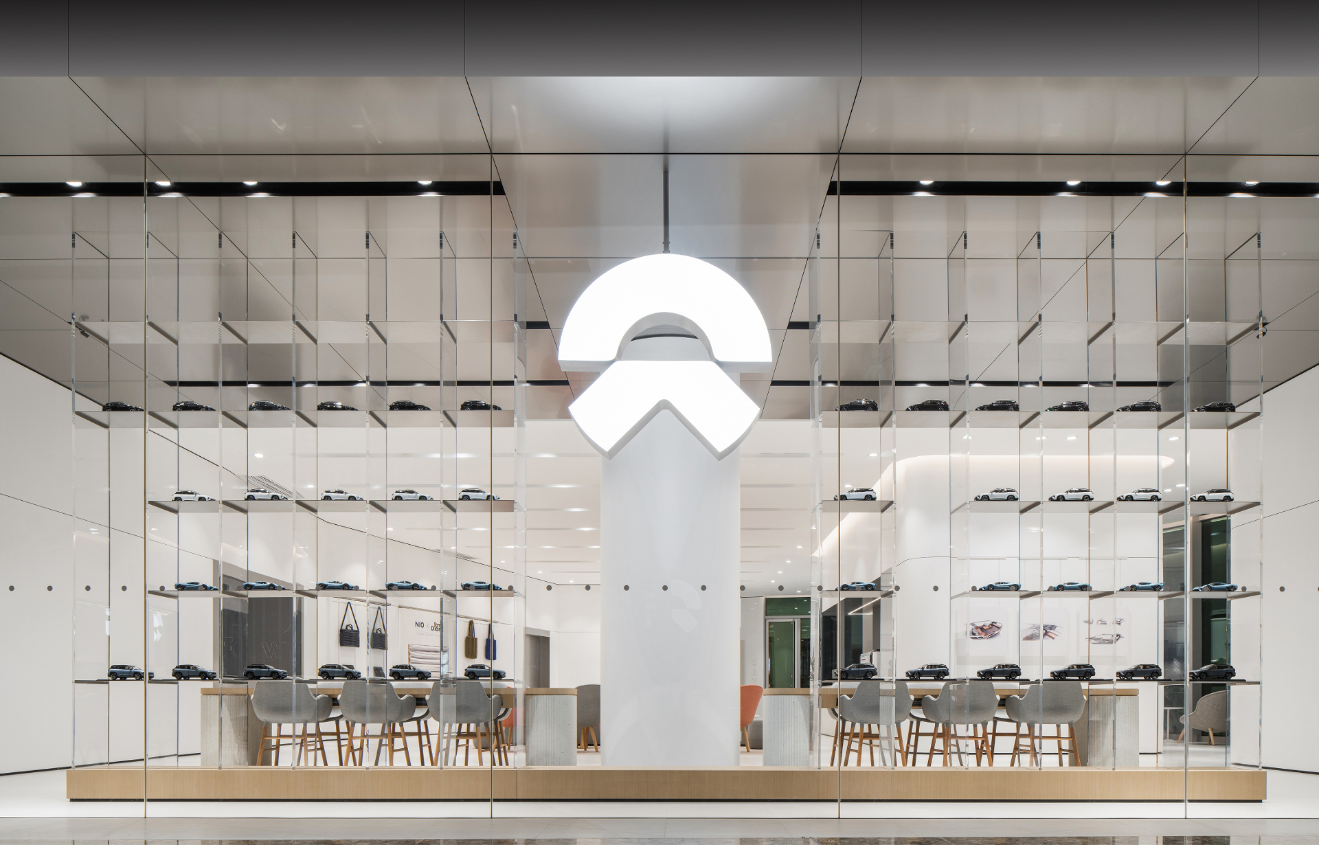 NIO House - 成都万象城蔚来中心：围绕艺廊构建社区 / MOC DESIGN