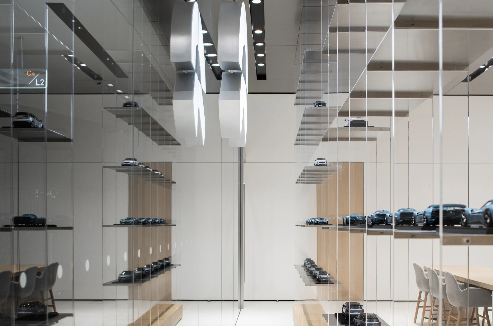 NIO House - 成都万象城蔚来中心:围绕艺廊构建社区 / MOC DESIGN