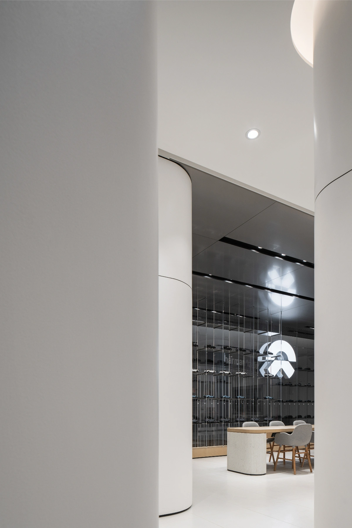 NIO House - 成都万象城蔚来中心:围绕艺廊构建社区 / MOC DESIGN
