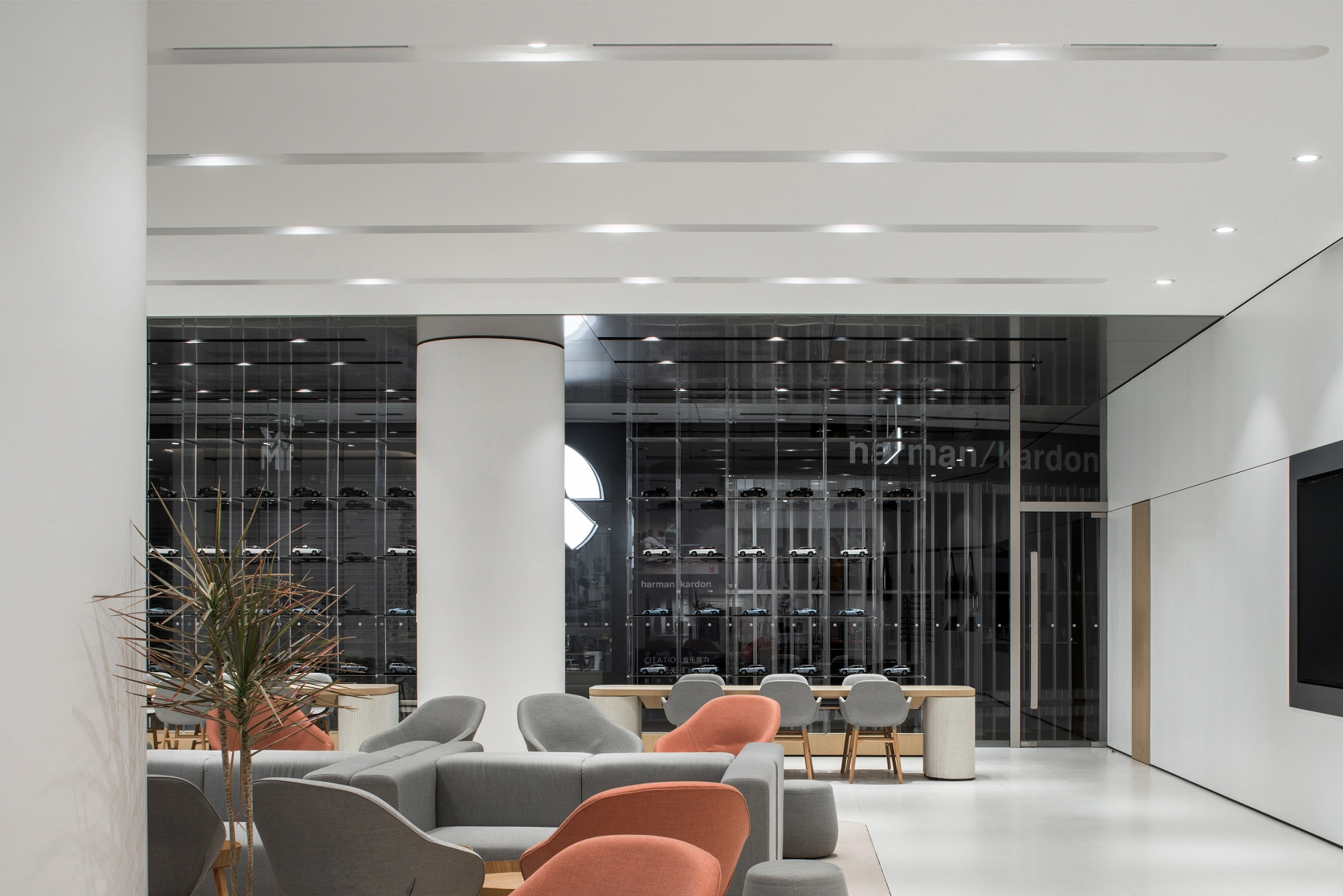 NIO House - 成都万象城蔚来中心:围绕艺廊构建社区 / MOC DESIGN
