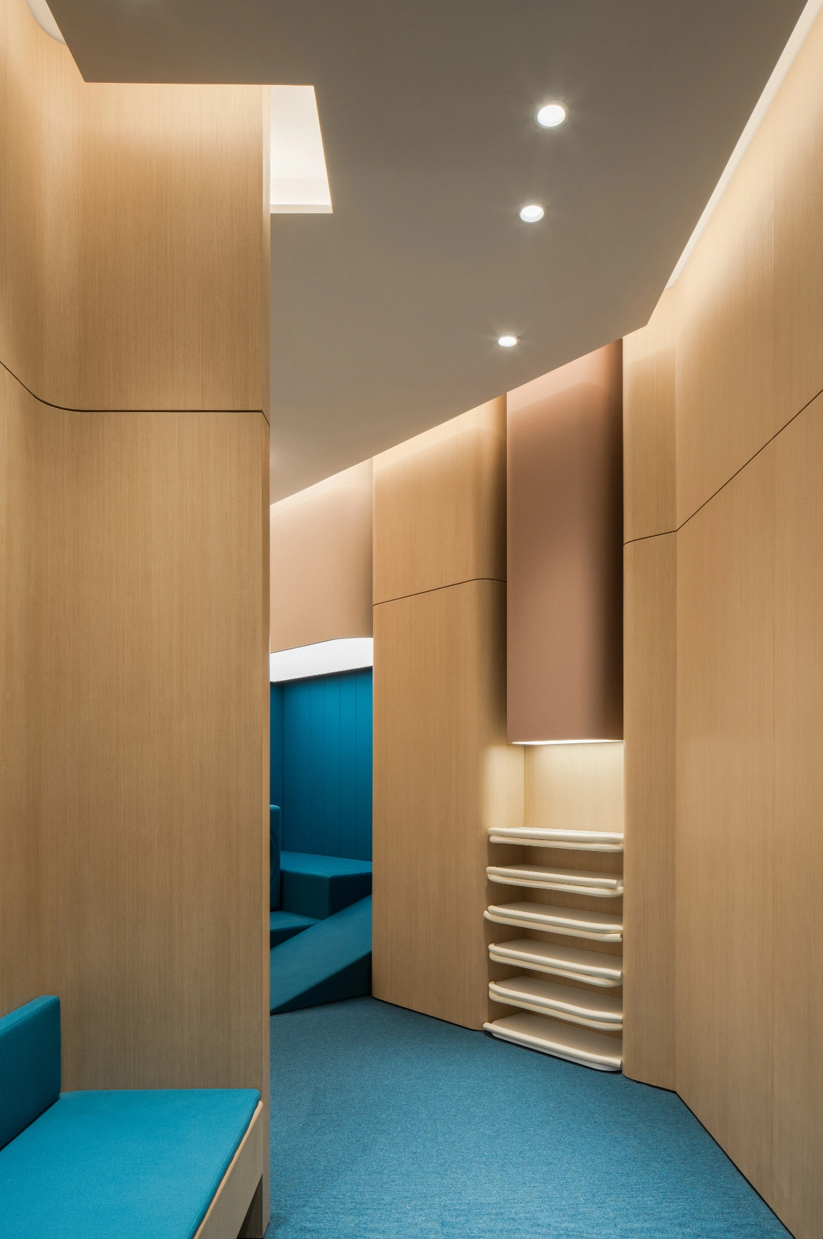 NIO House - 成都万象城蔚来中心:围绕艺廊构建社区 / MOC DESIGN
