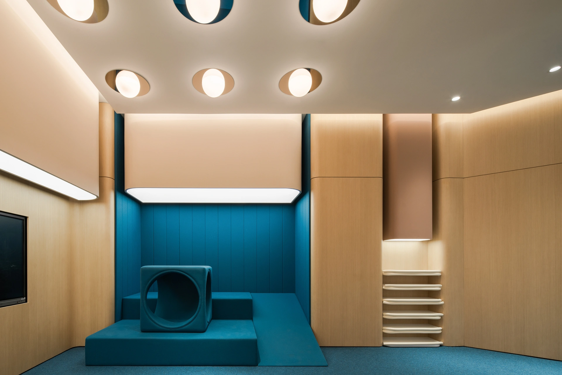 NIO House - 成都万象城蔚来中心:围绕艺廊构建社区 / MOC DESIGN