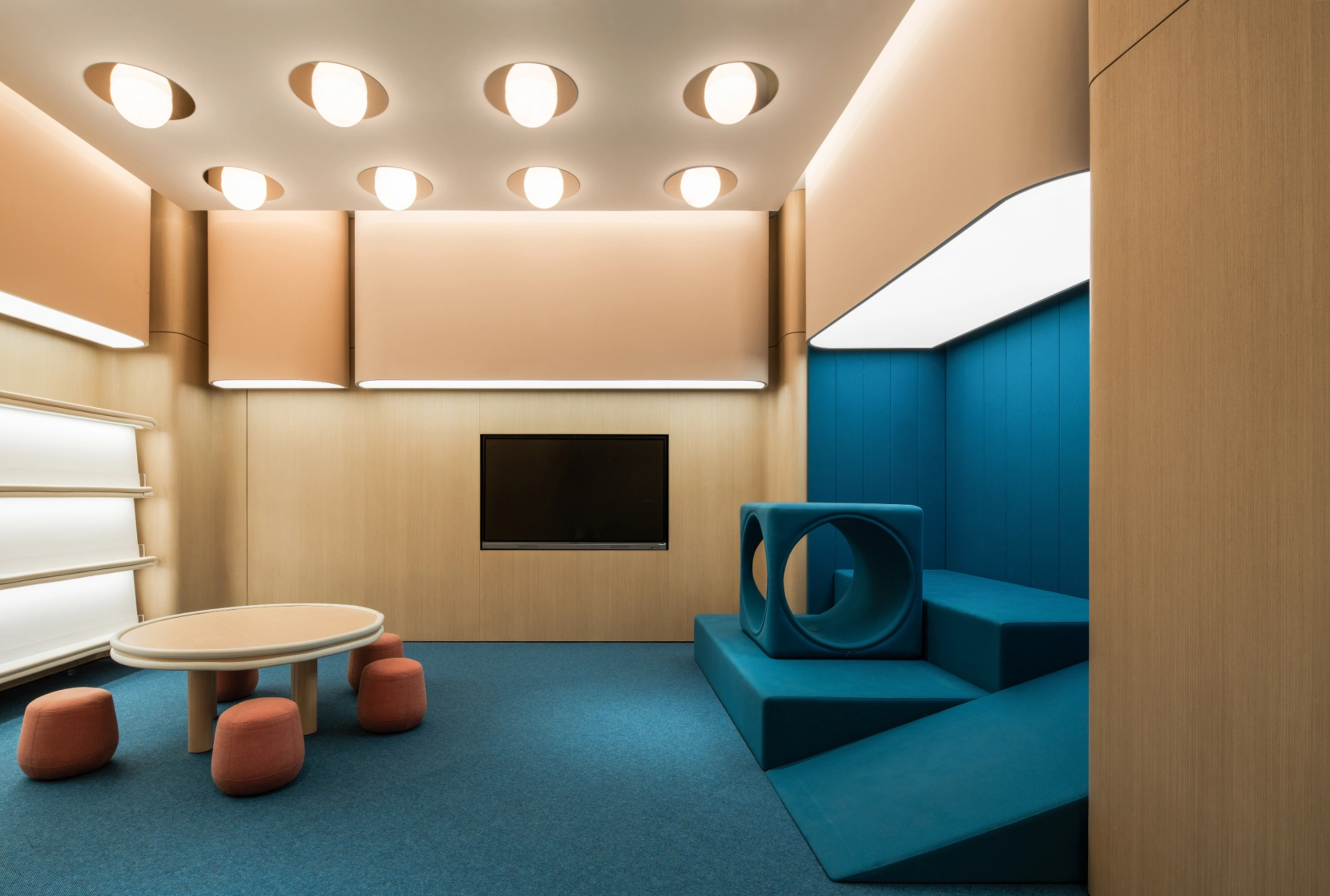 NIO House - 成都万象城蔚来中心:围绕艺廊构建社区 / MOC DESIGN